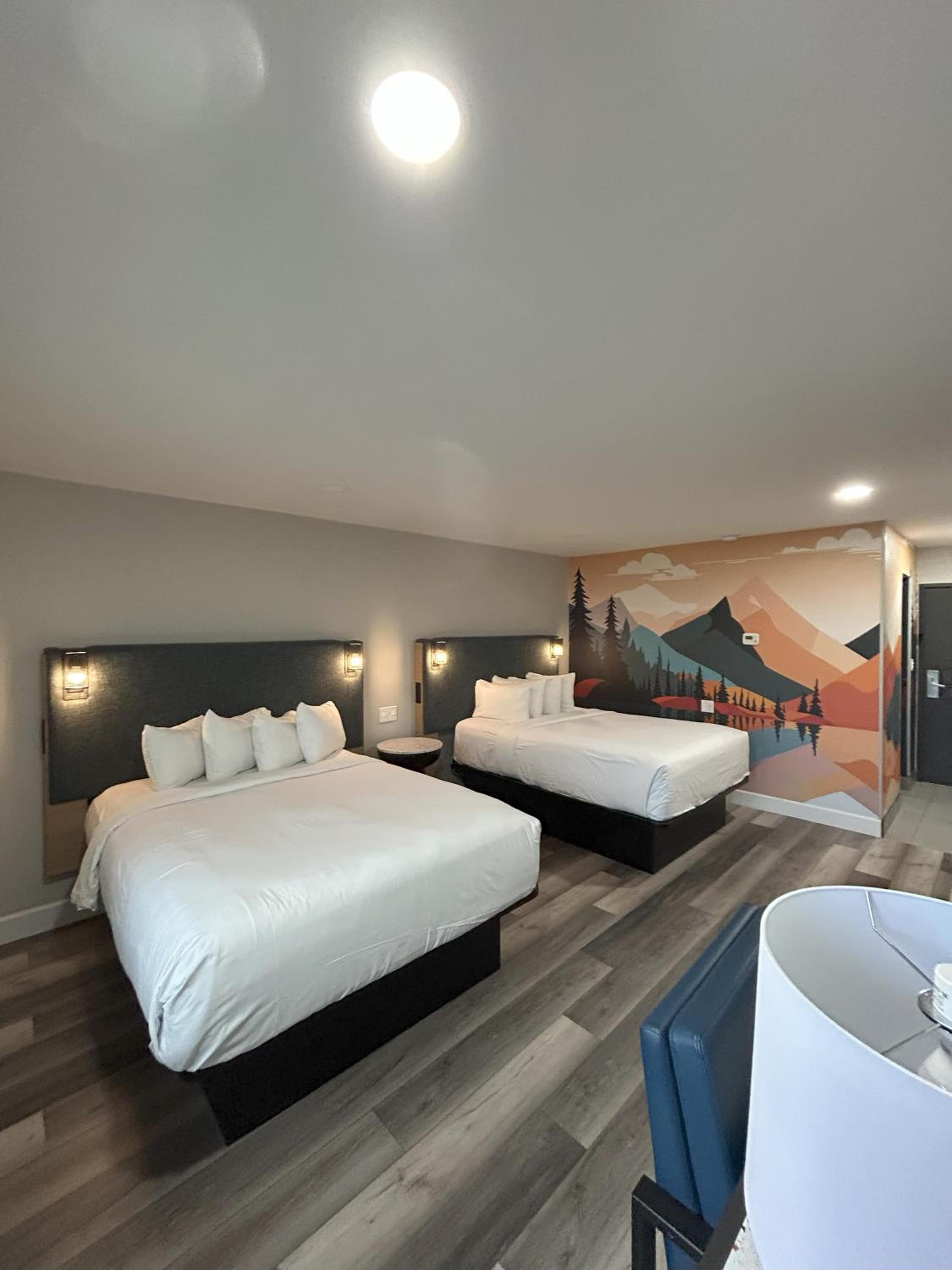 Queen Room with Two Queen Beds - Non-Smoking - Photo 9