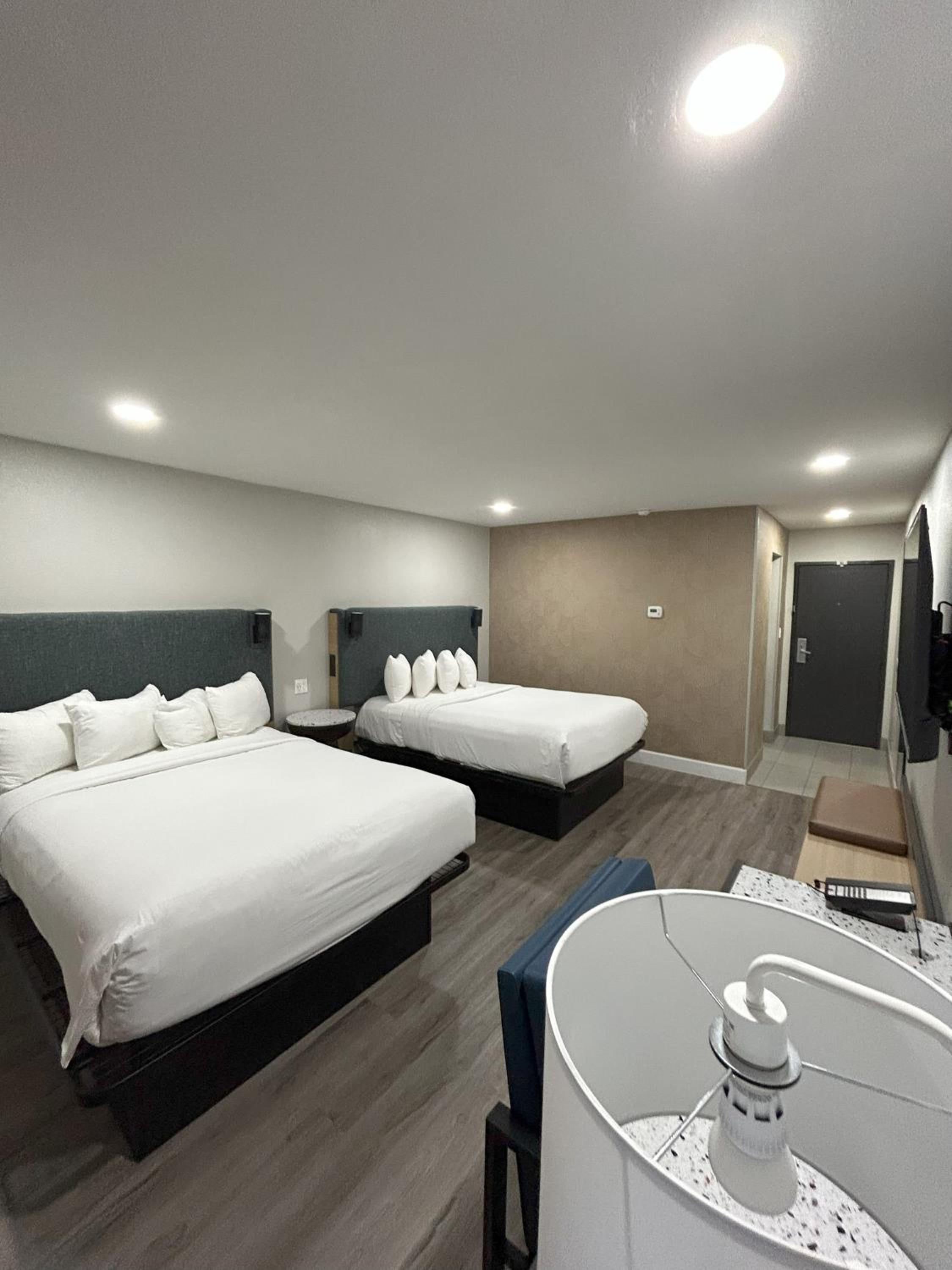 Queen Room with Two Queen Beds - Non-Smoking - Photo 8