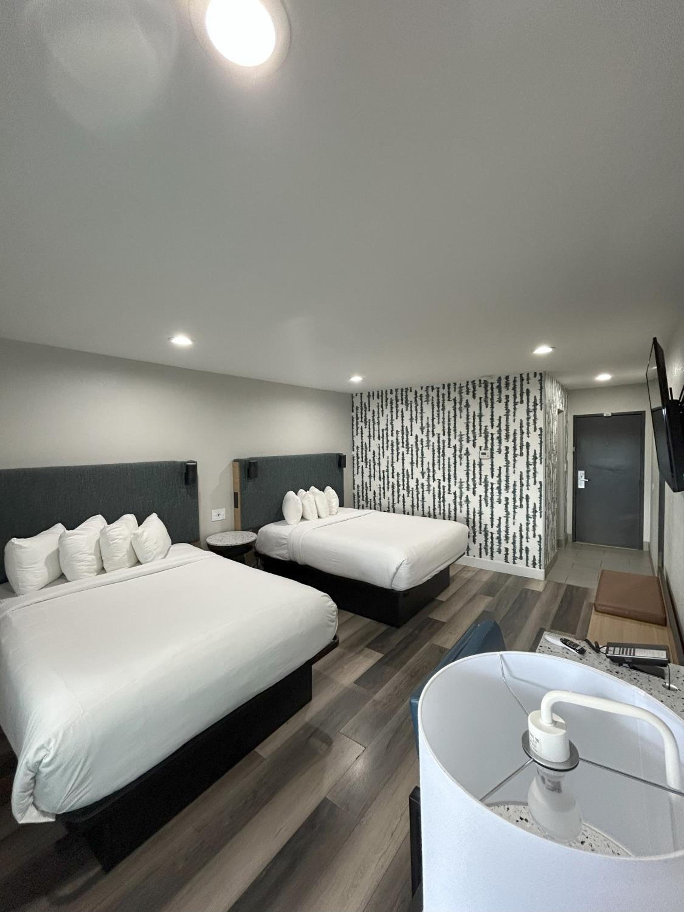 Queen Room with Two Queen Beds - Non-Smoking - Photo 10