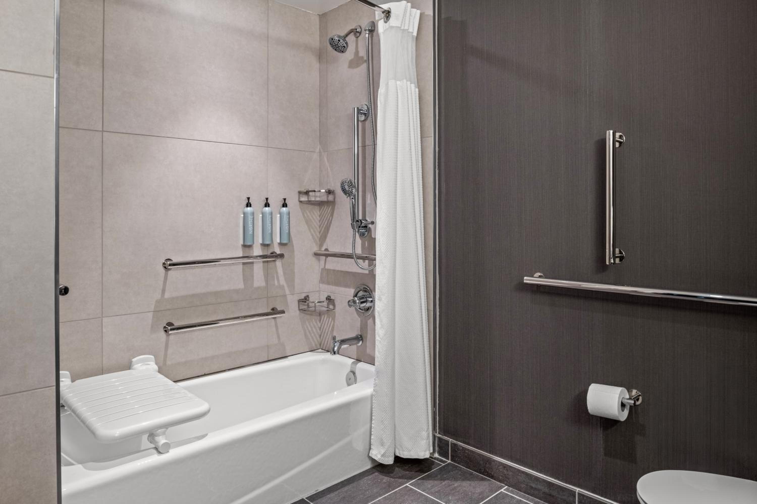 Queen Room with Two Queen Beds and Adapted Tub - Mobility Accessible