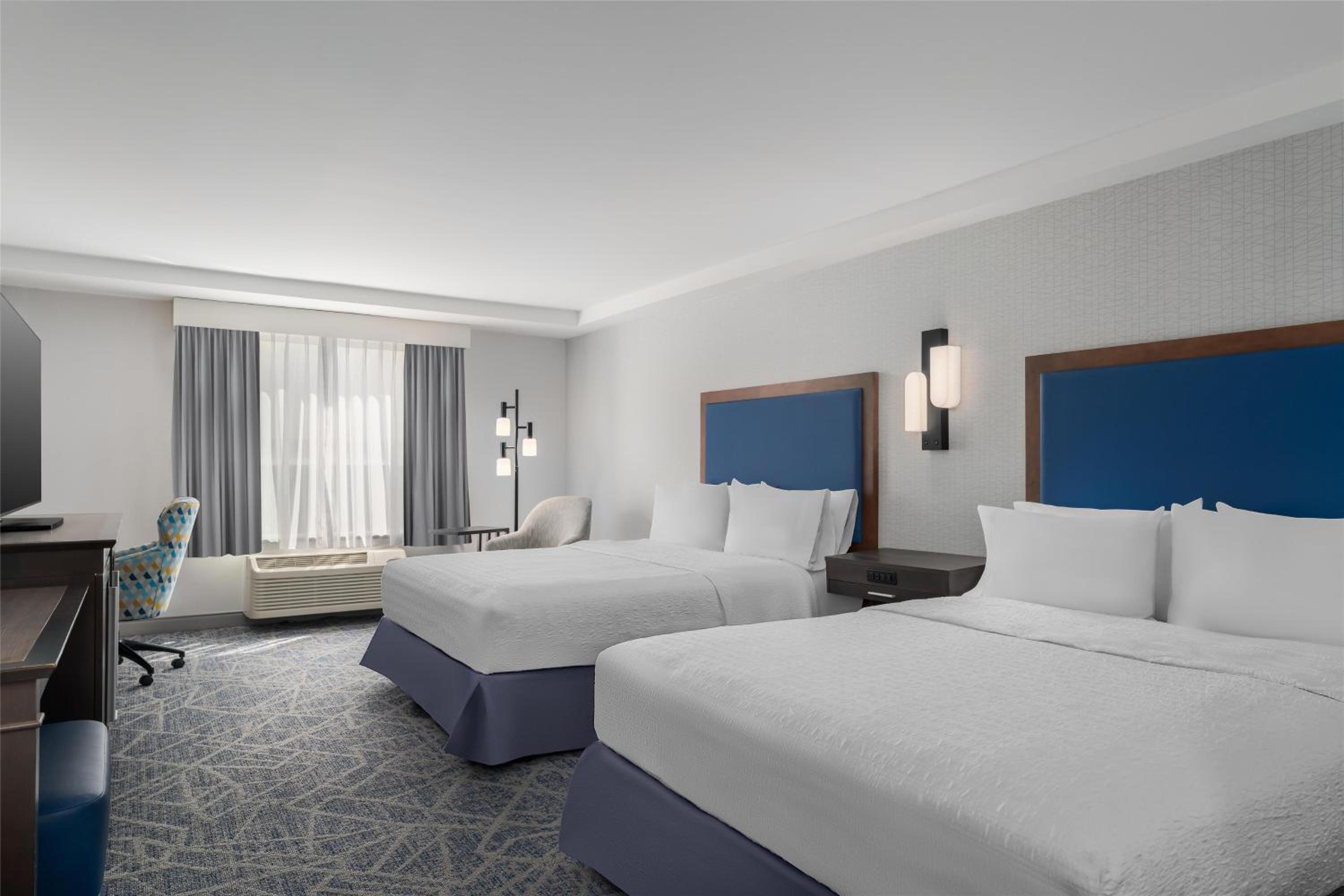 Queen Room with Two Queen Beds - Hearing Access/Non-Smoking - Photo 2