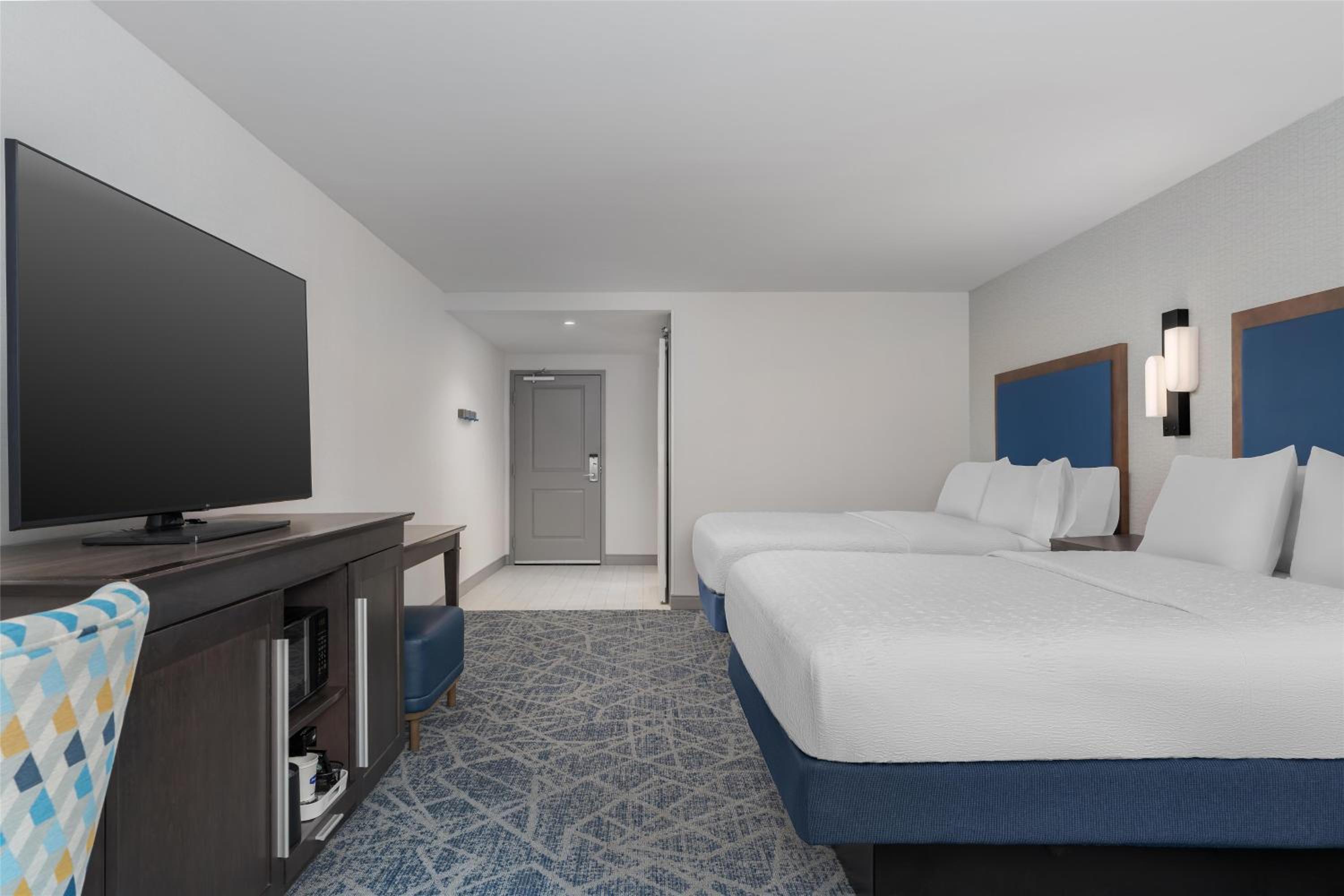 Queen Room with Two Queen Beds - Hearing Access/Non-Smoking - Photo 3