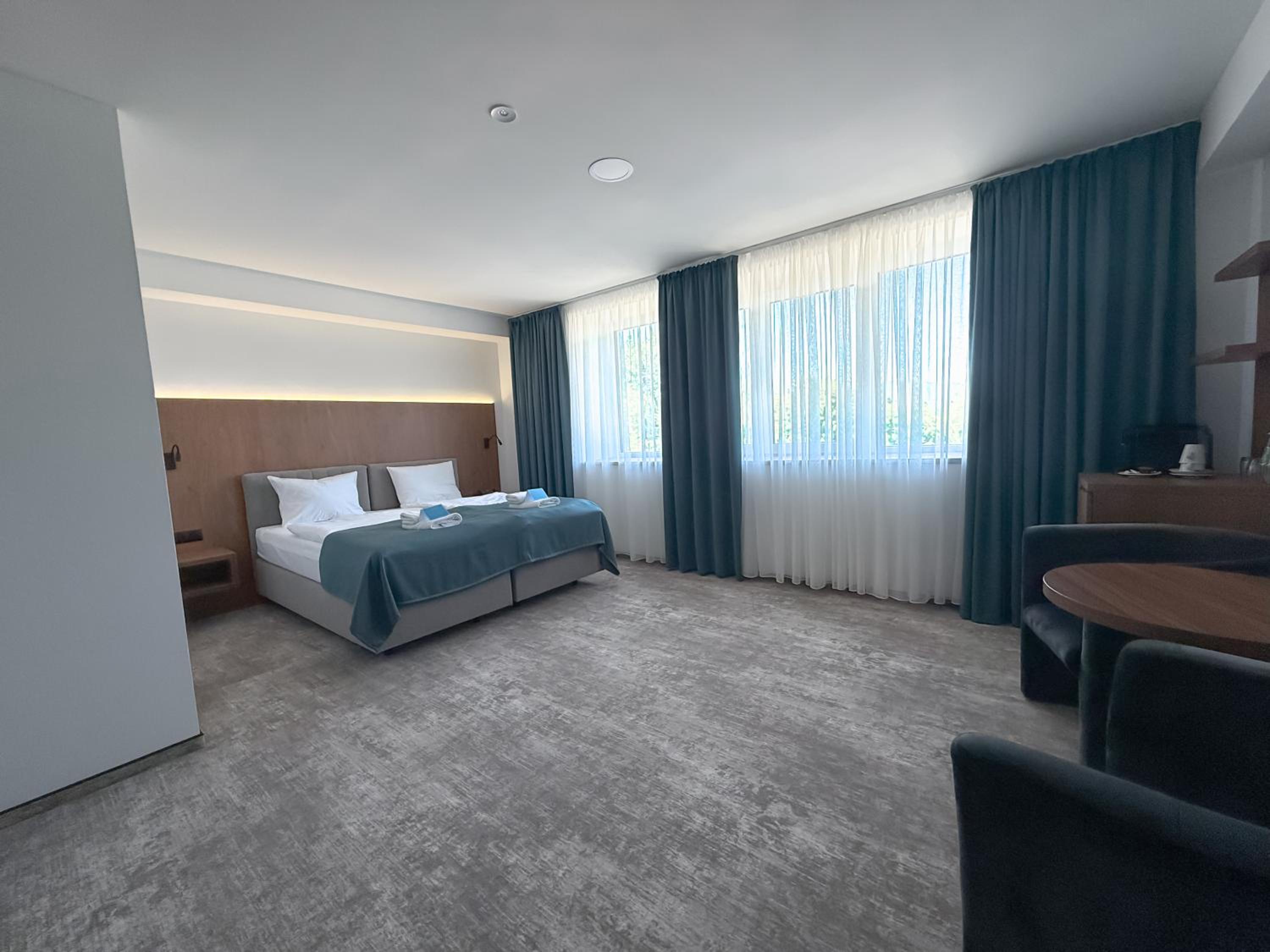 Large Double Room - Photo 3