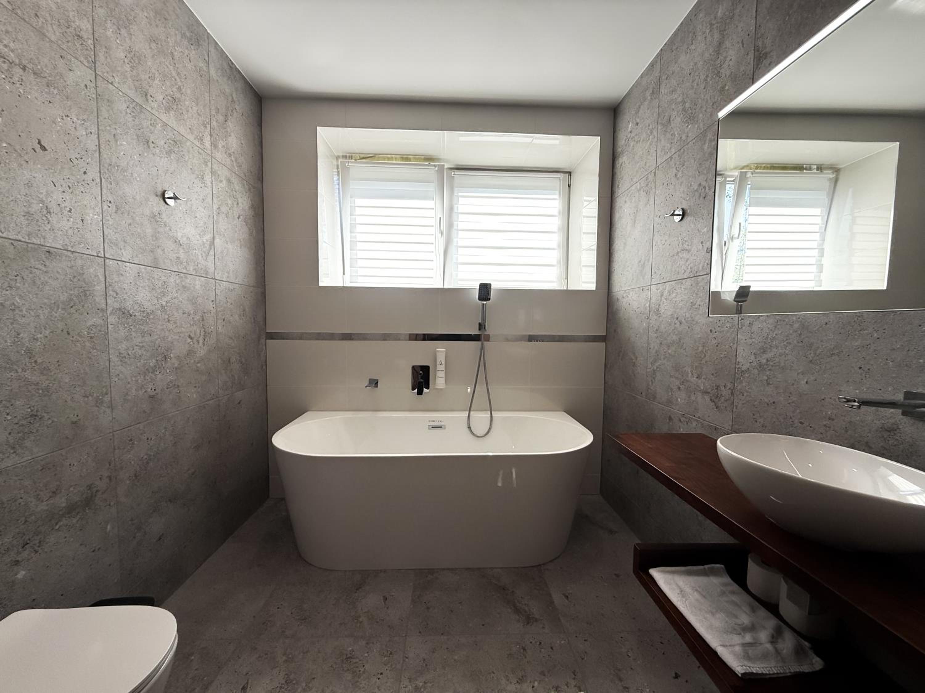 Deluxe Double Room with Bath - Photo 1