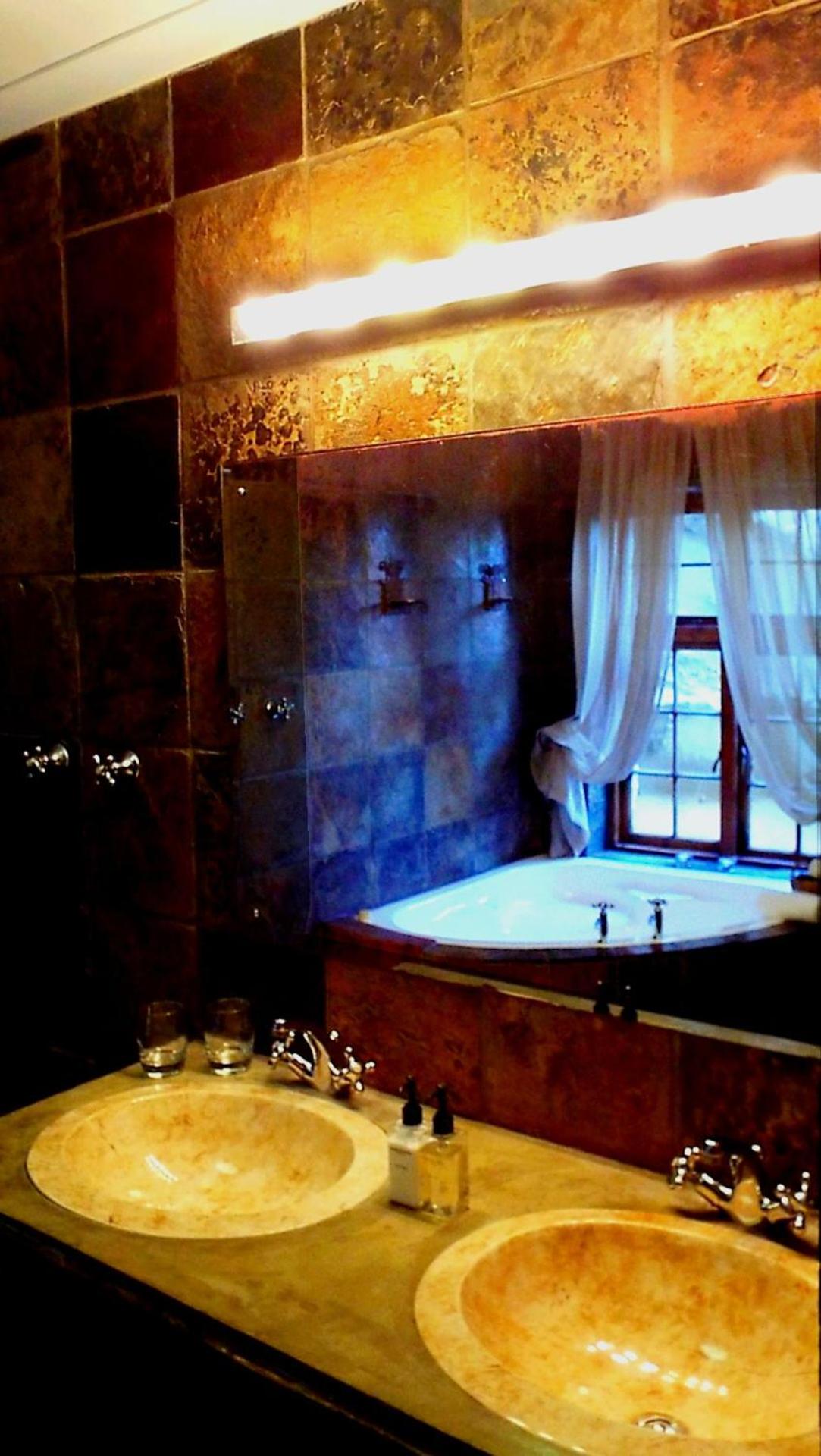 Honeymoon Suite - Photo 16