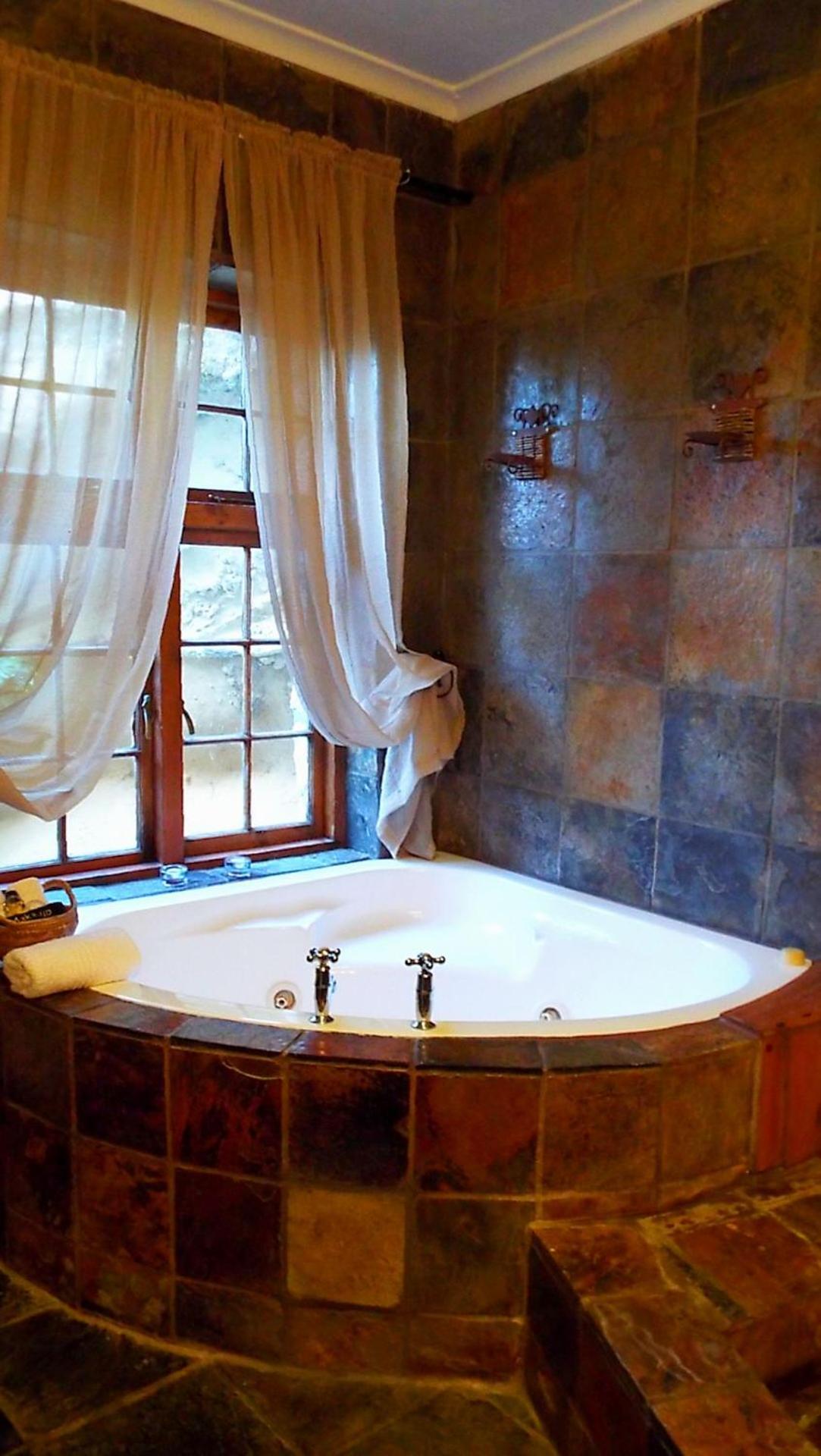 Honeymoon Suite - Photo 14
