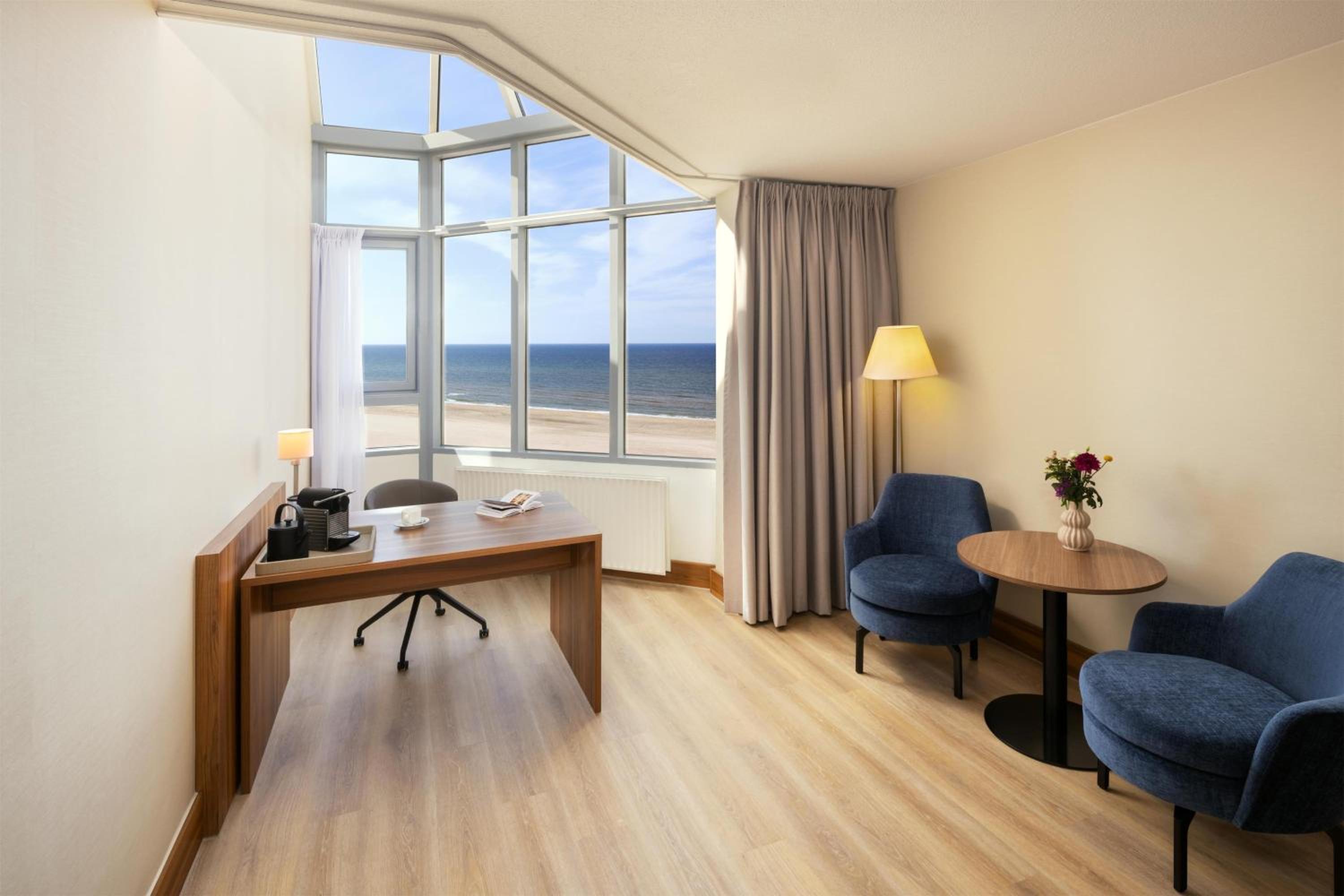 Superior Triple Room with Sea View - Photo 4