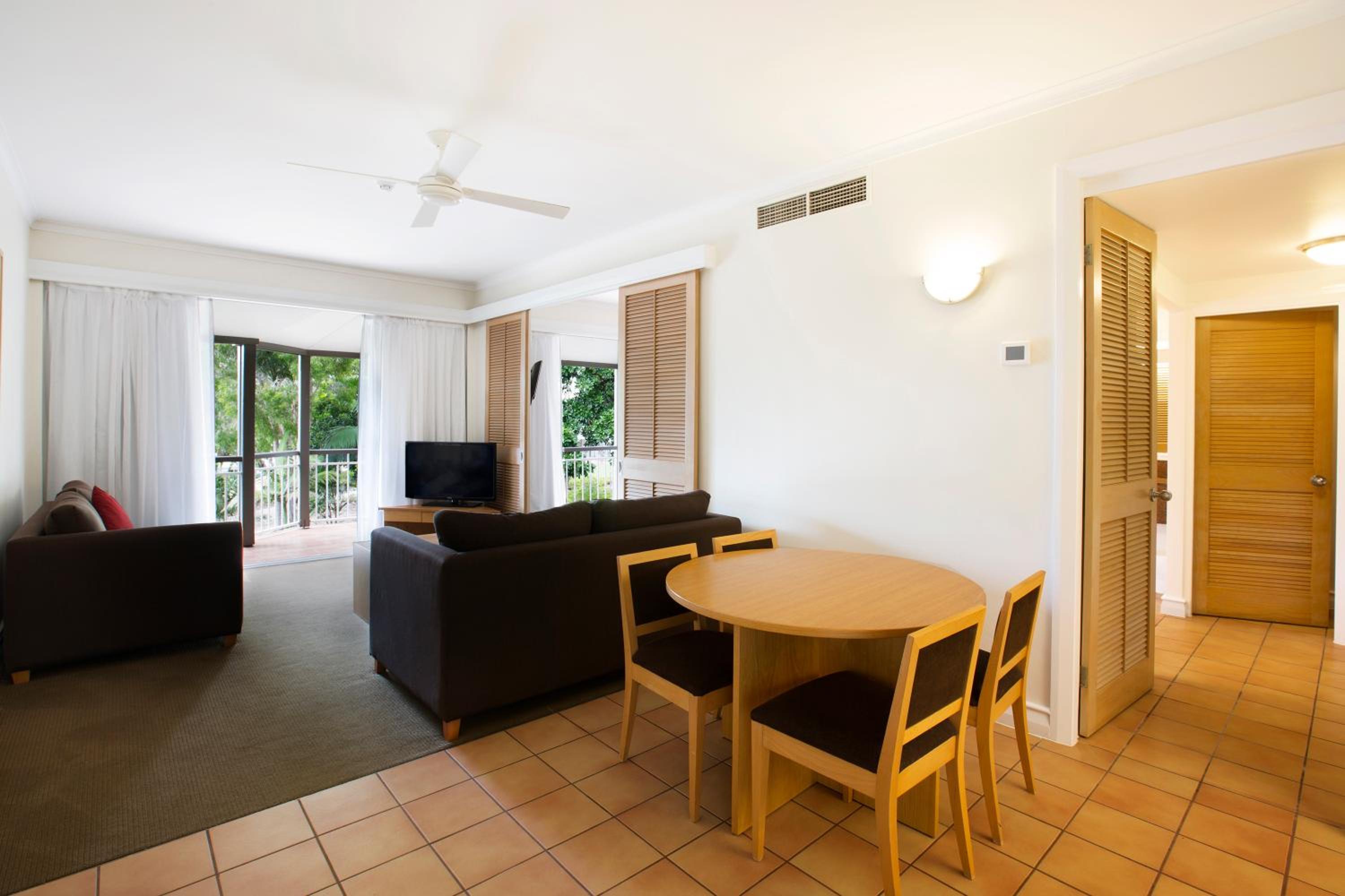One-Bedroom Suite - Photo 6