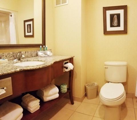 Queen Room photo 2