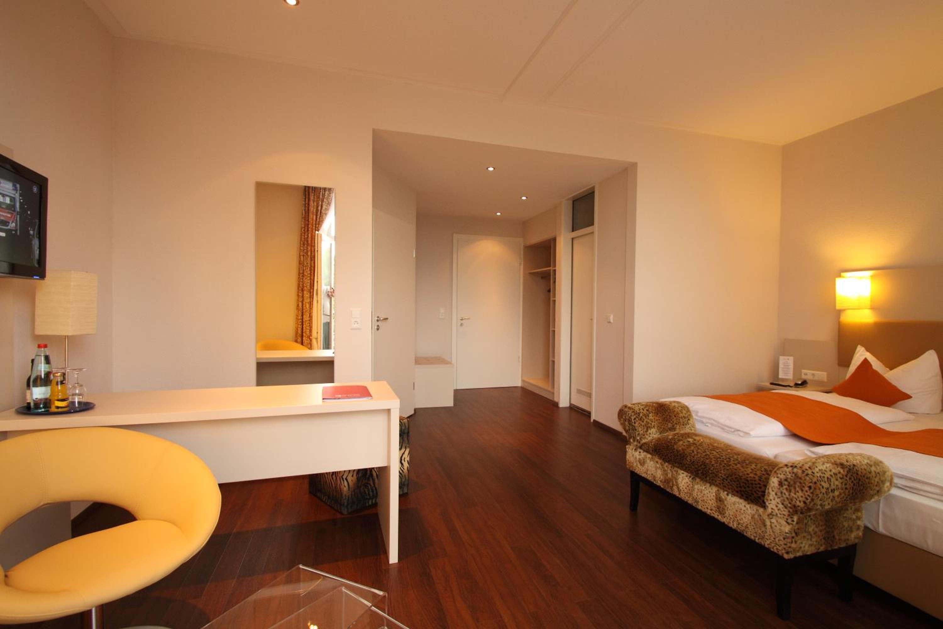 Superior Double Room with Balcony - Photo 10