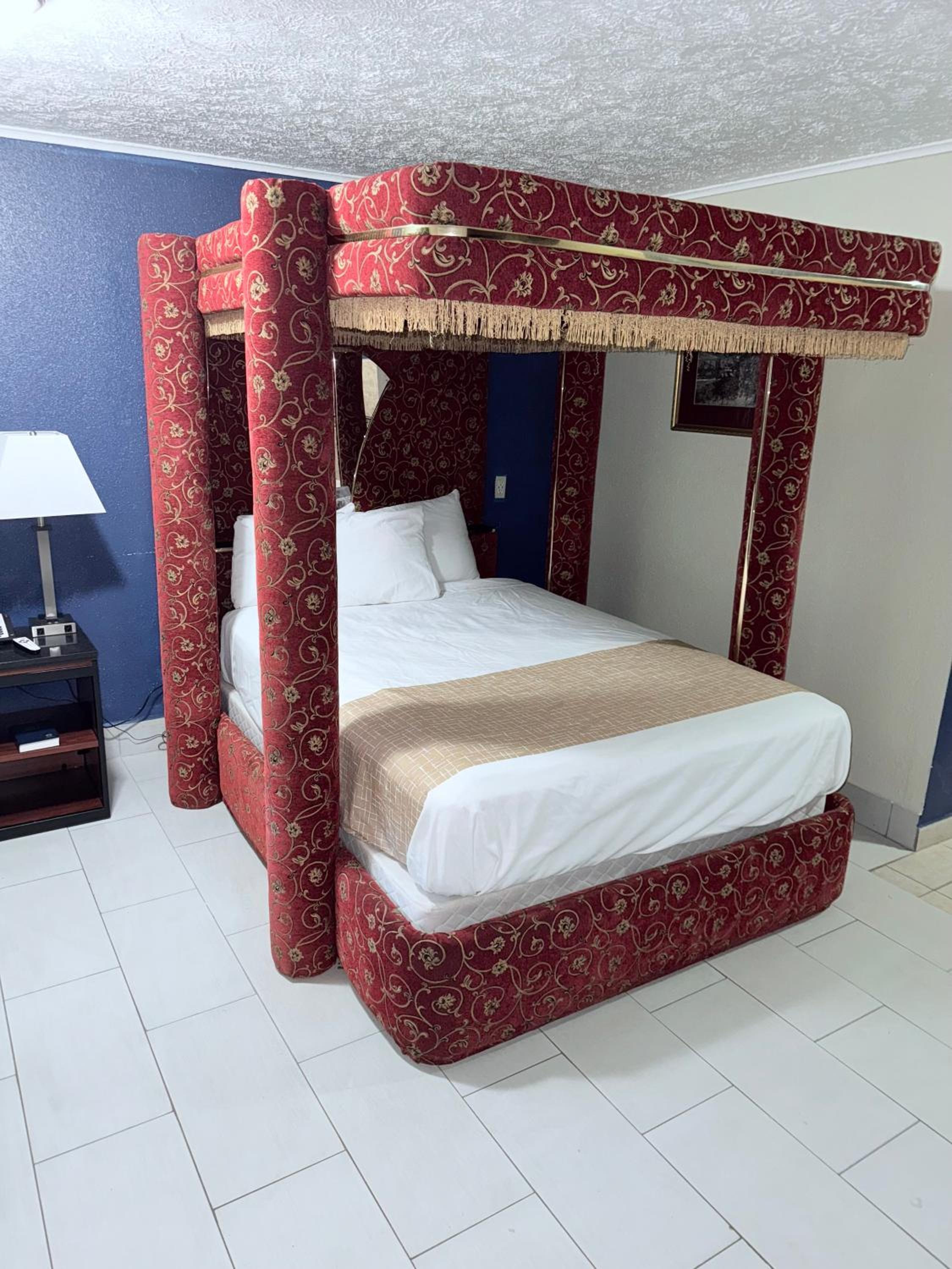 Queen Room with Jetted Tub - Non-Smoking - Photo 1