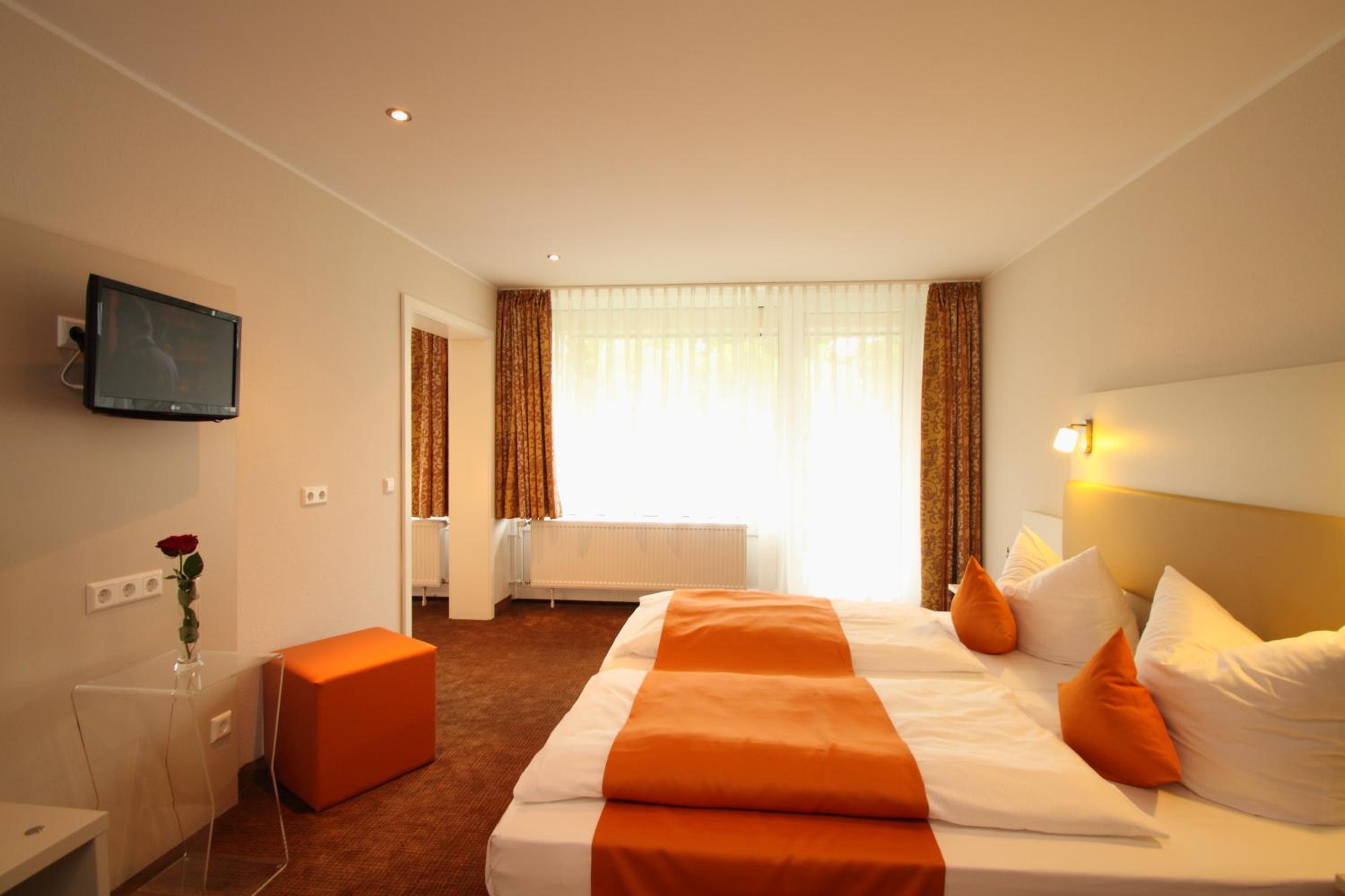 Junior Suite with Balcony - Photo 4