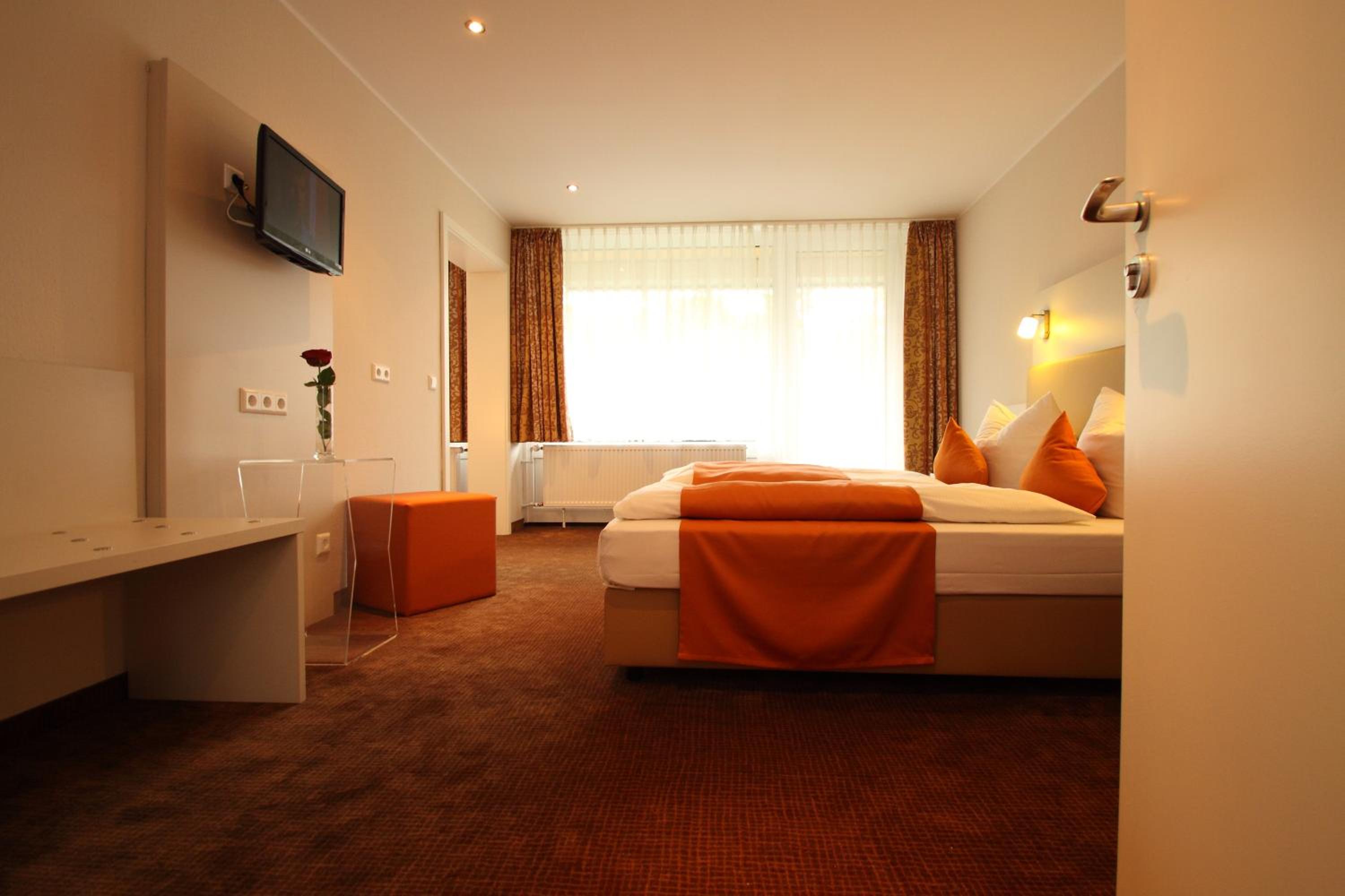 Junior Suite with Balcony - Photo 2