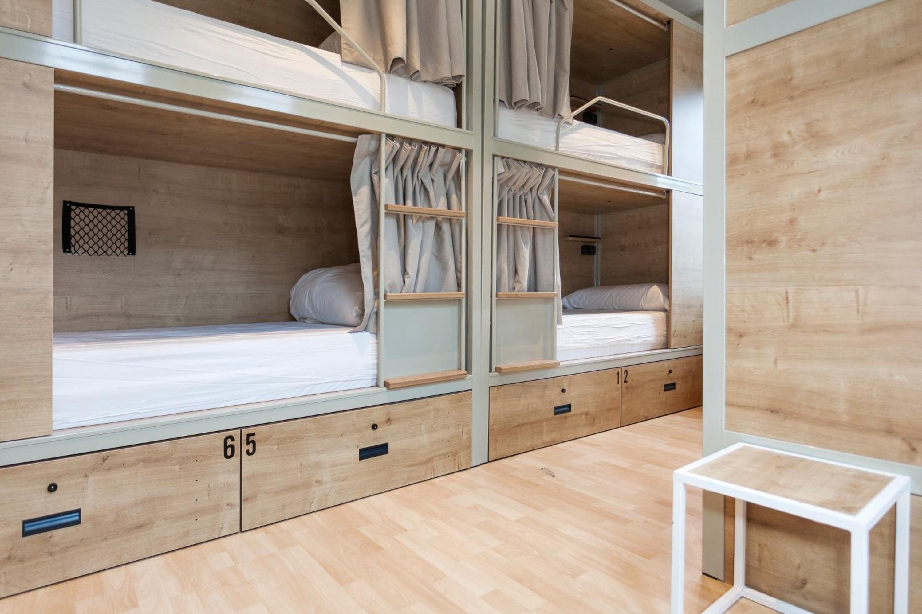 Cama en Habitación Compartida Femenina de 6 Camas
