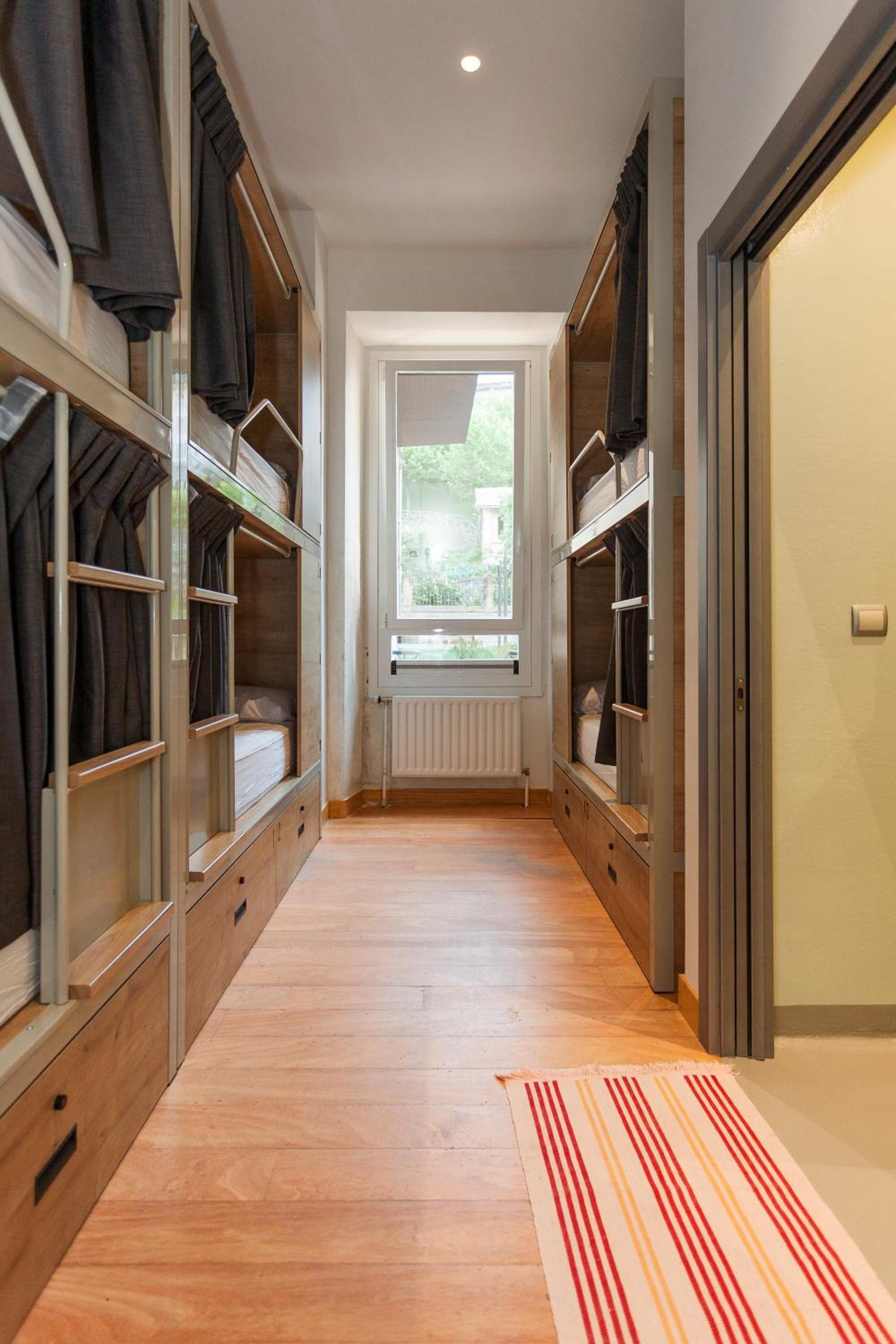 Habitación de 6 camas con baño privado