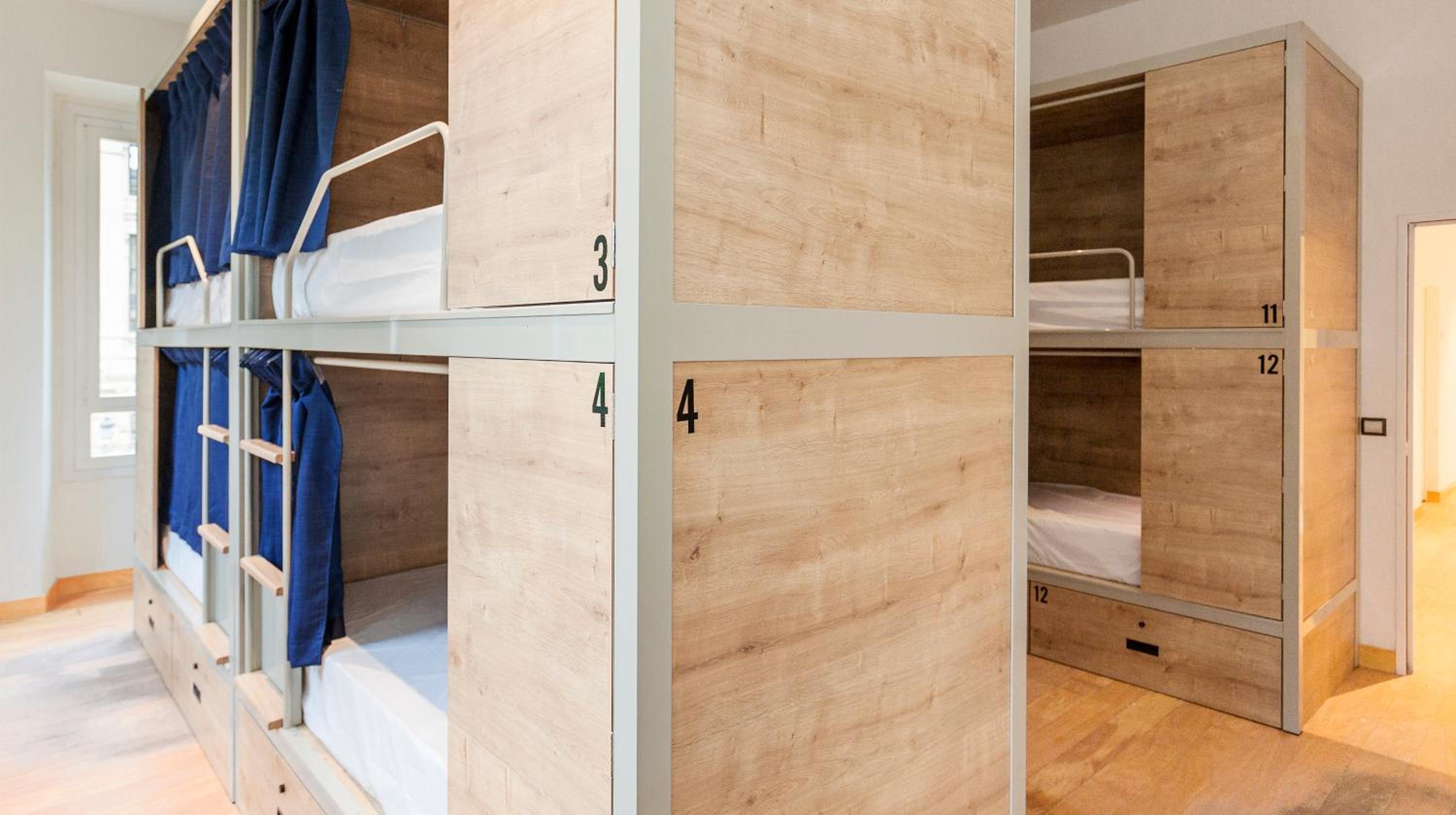 Cama en Dormitorio Mixto de 12 Camas con Baño Compartido