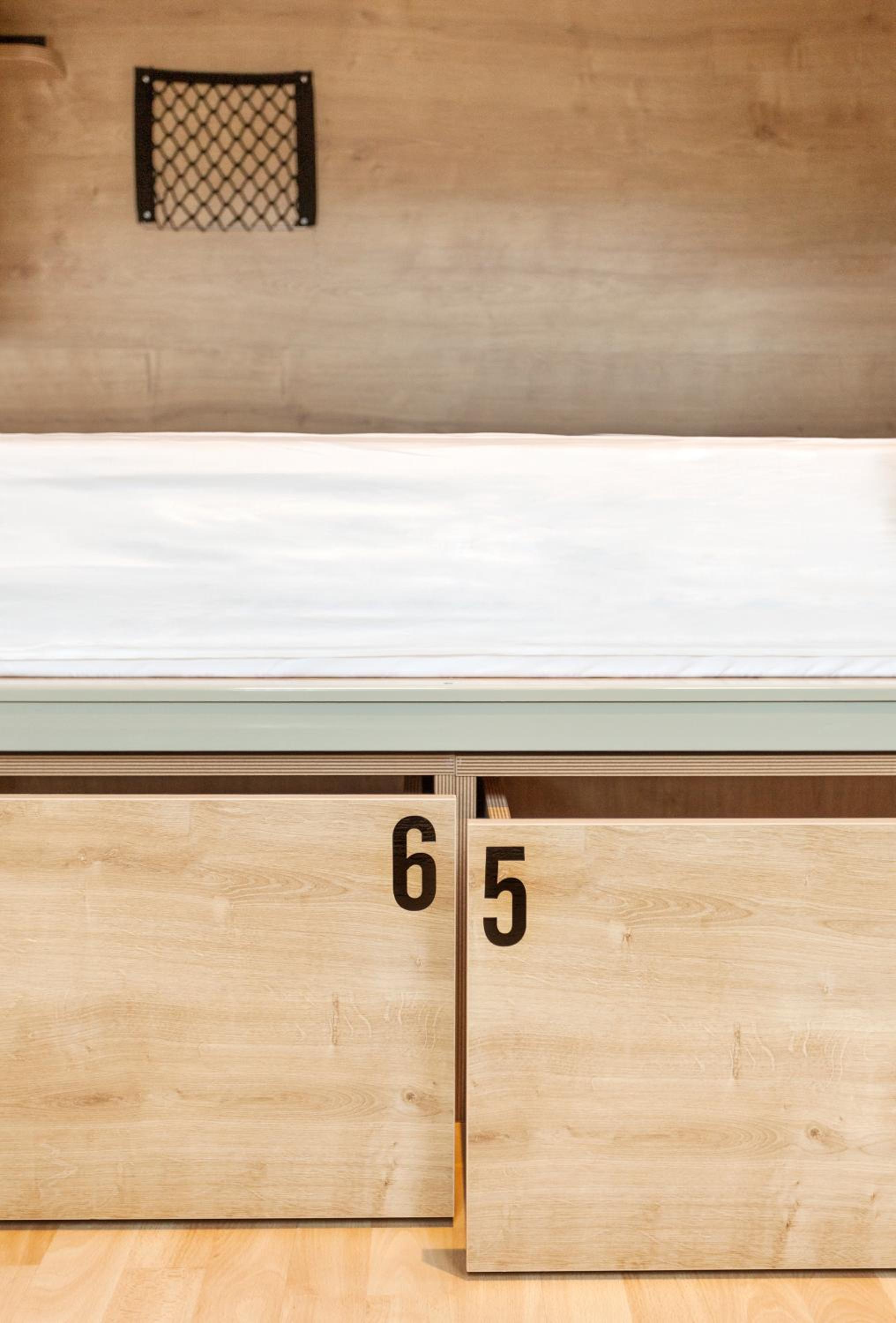 Bed in 6-Bed Mixed Dormitory Room with Shared Bathroom photo 3