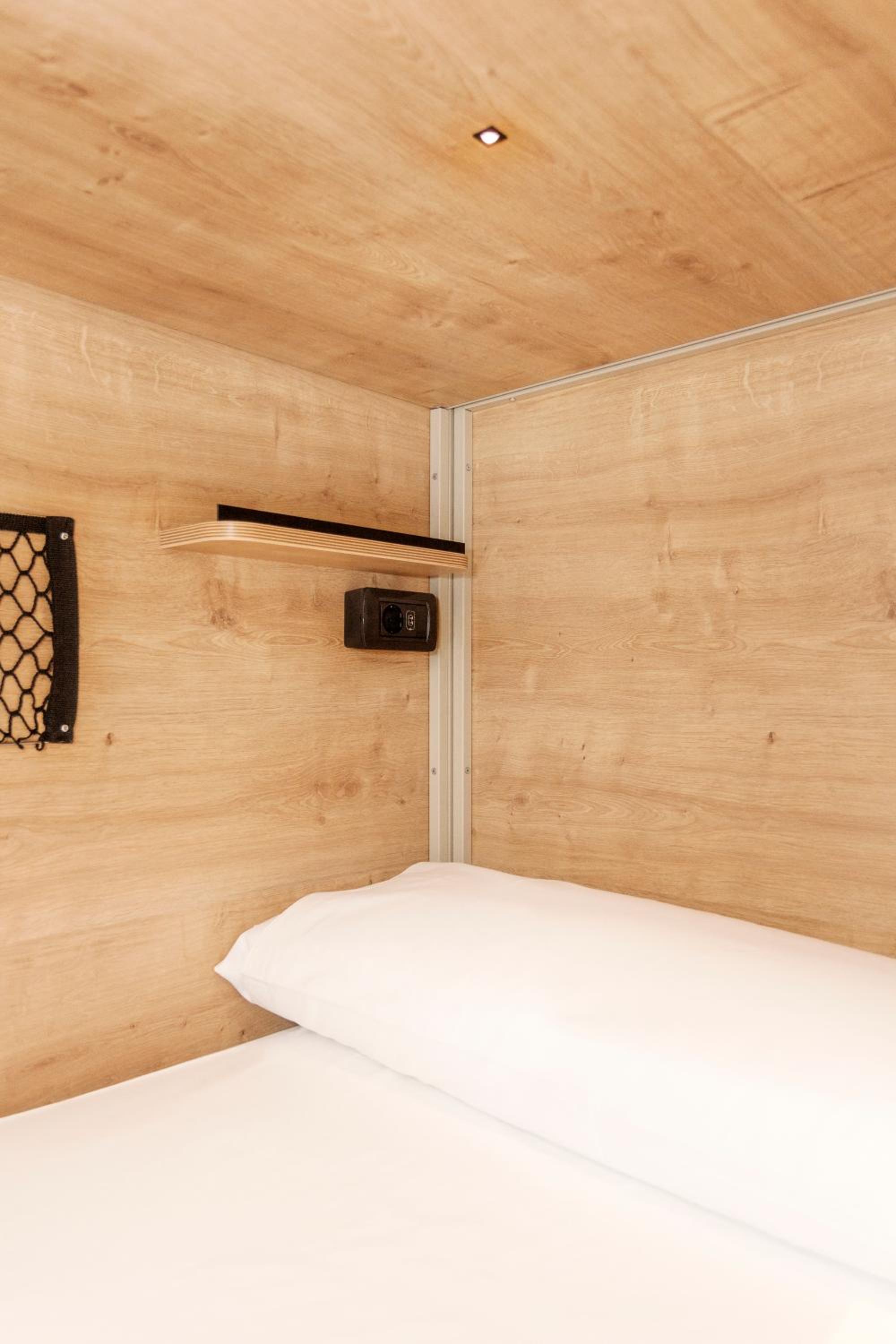 Cama en Dormitorio Mixto de 6 Camas con Baño Compartido