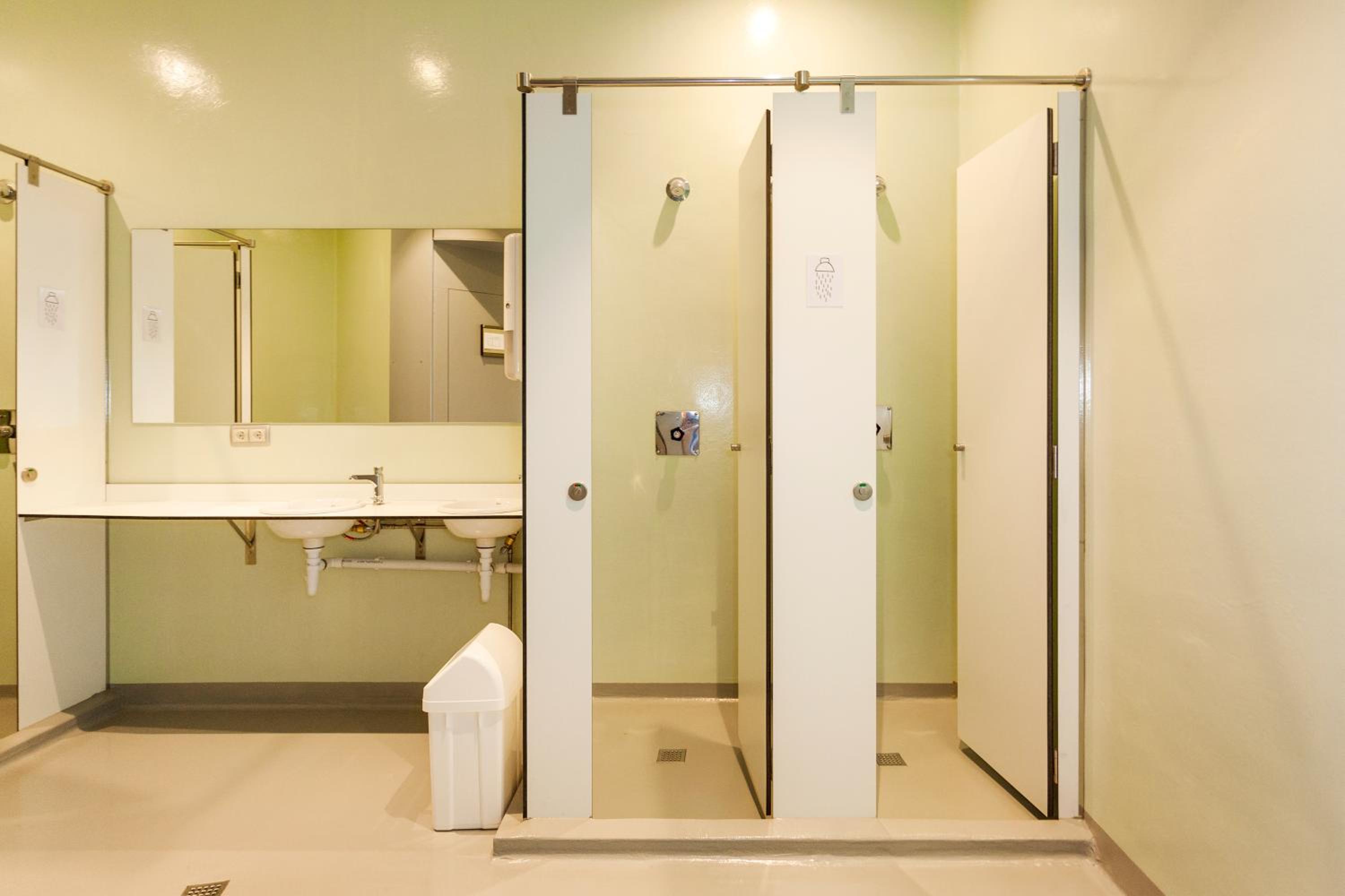 Bed in 6-Bed Mixed Dormitory Room with Shared Bathroom photo 2