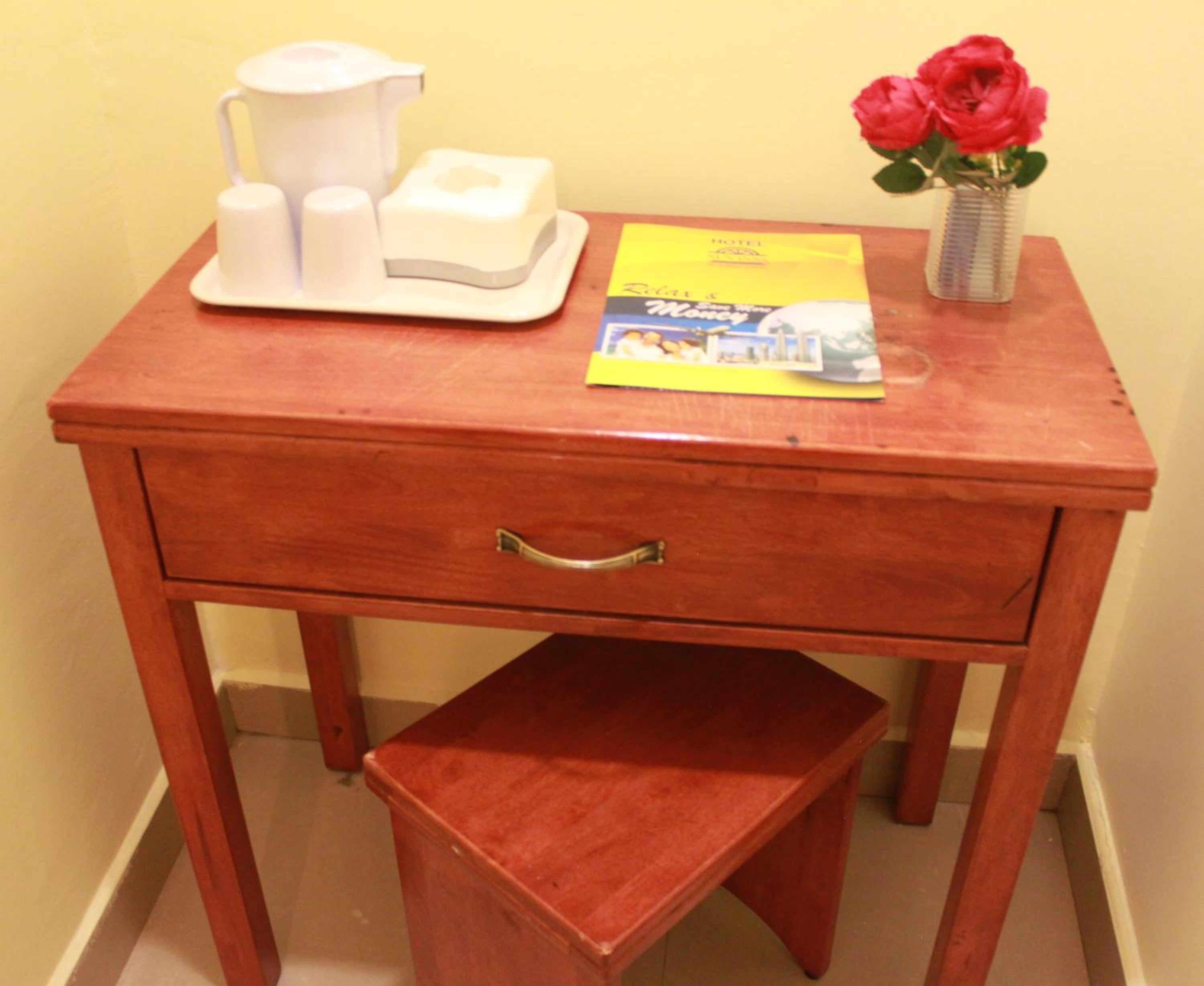 Deluxe with Window - Photo 3