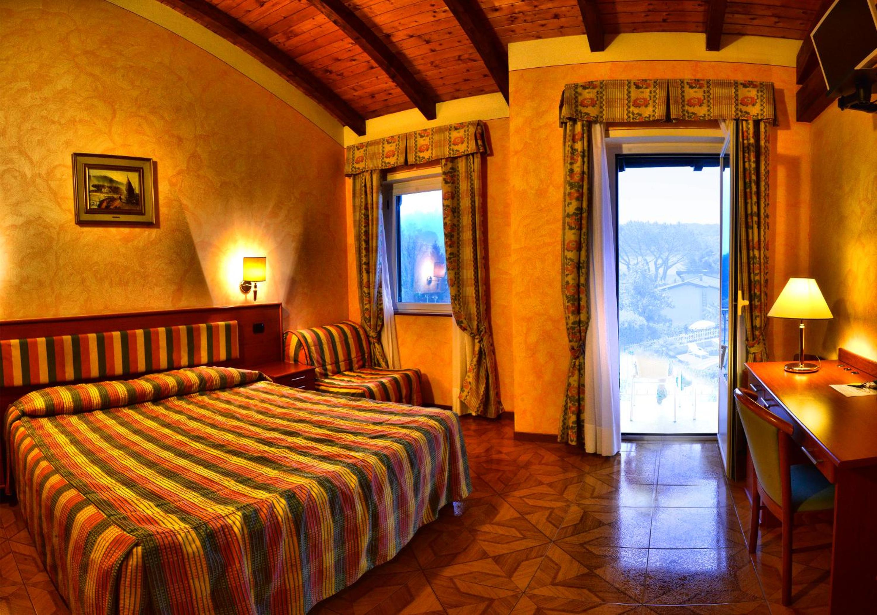 Triple Room with Partial Lake View photo 2
