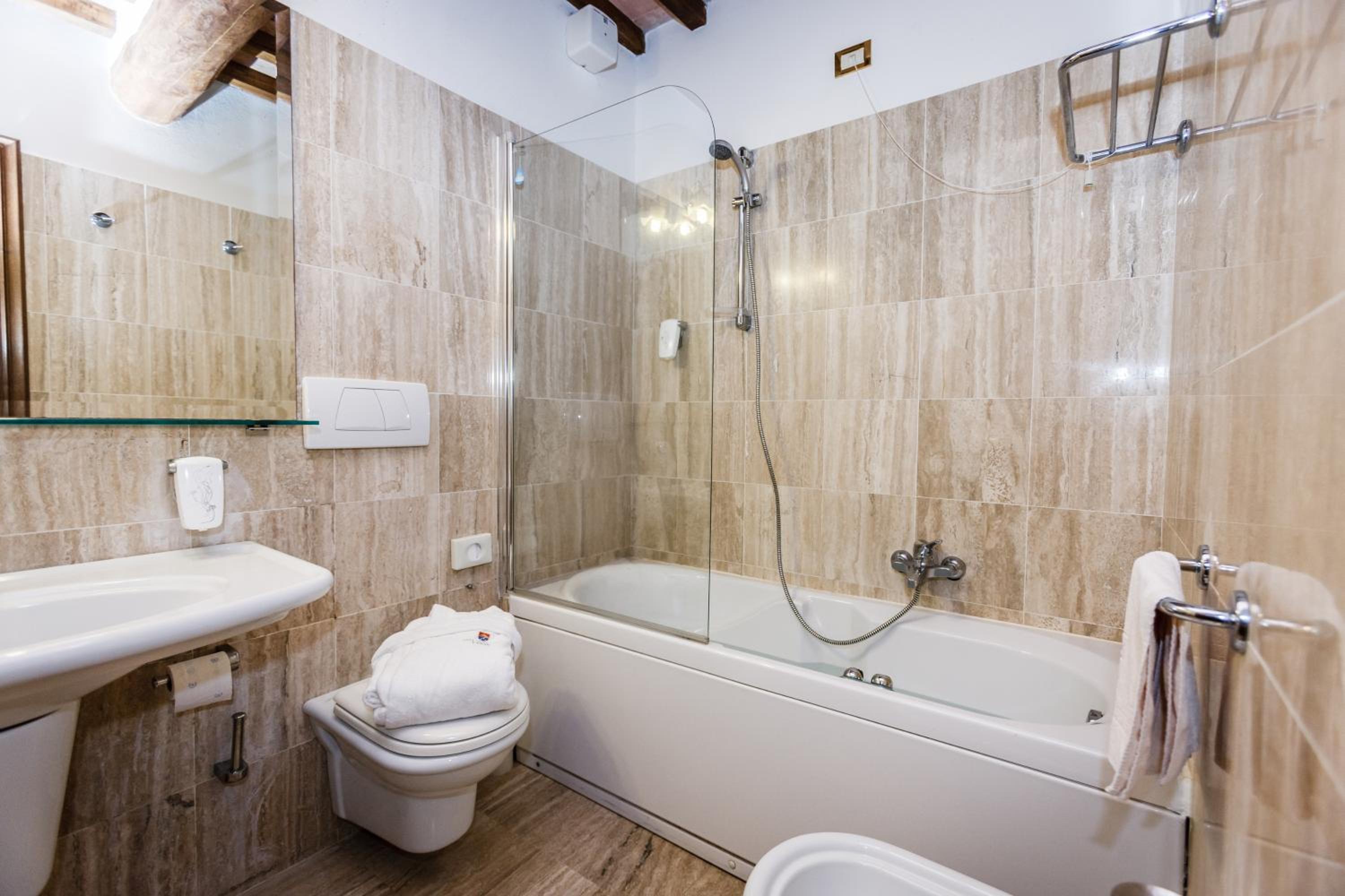 Deluxe Double Room - Photo 11