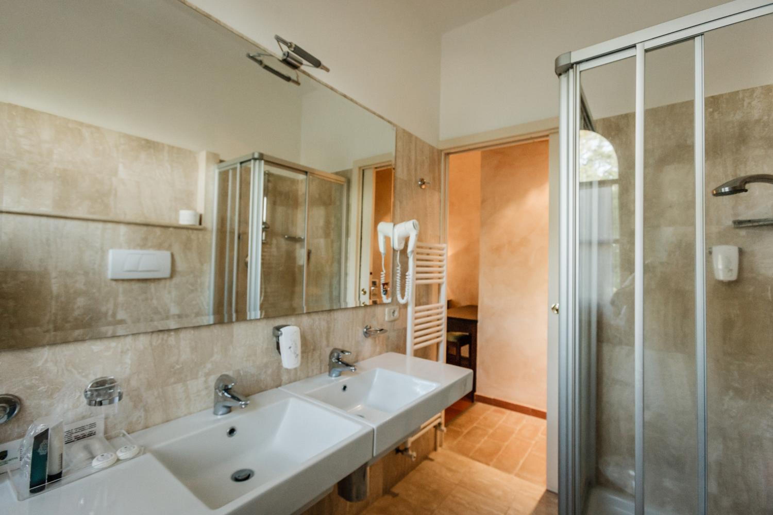 Deluxe Double Room - Photo 14
