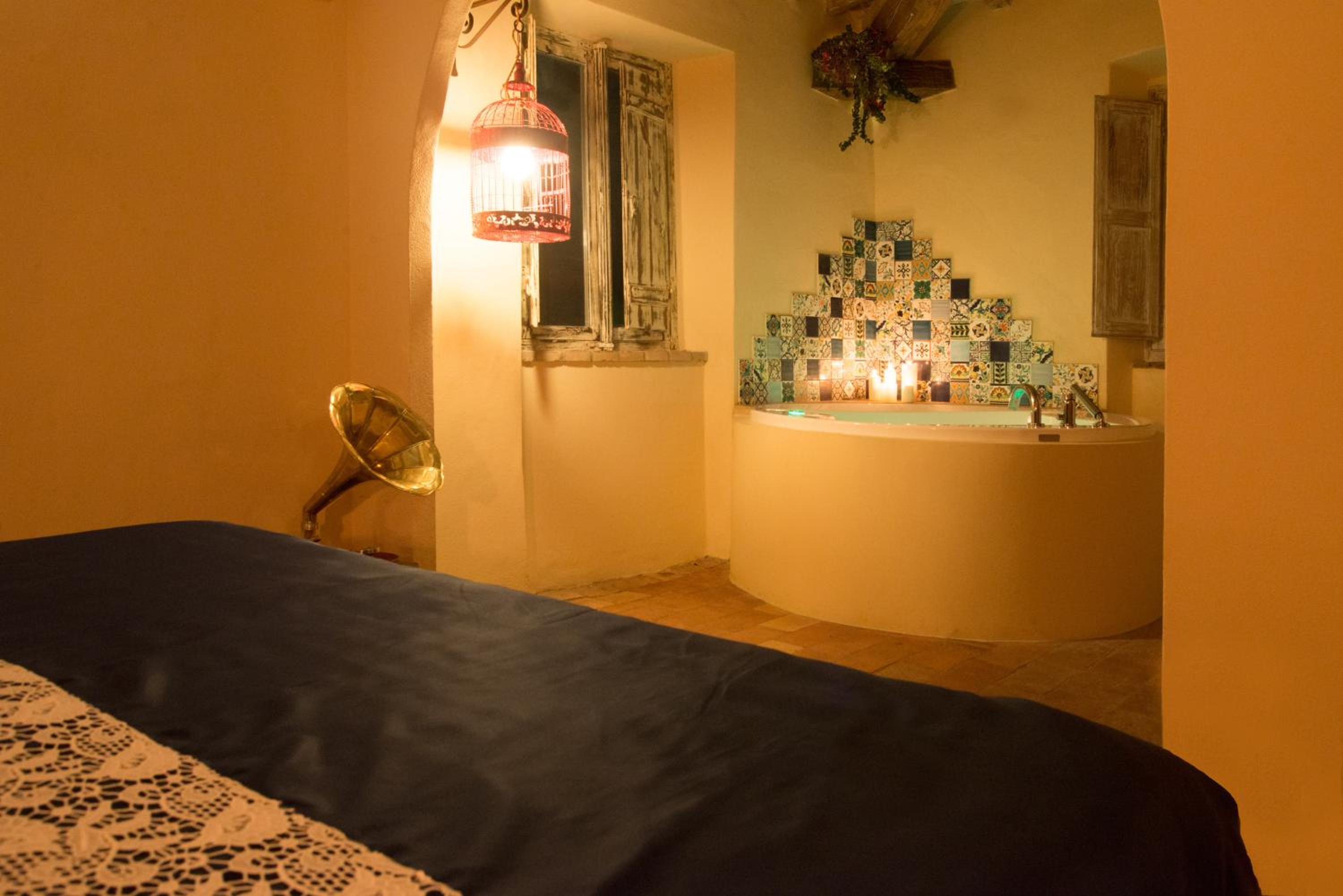 Deluxe Suite with Spa Bath - Photo 4