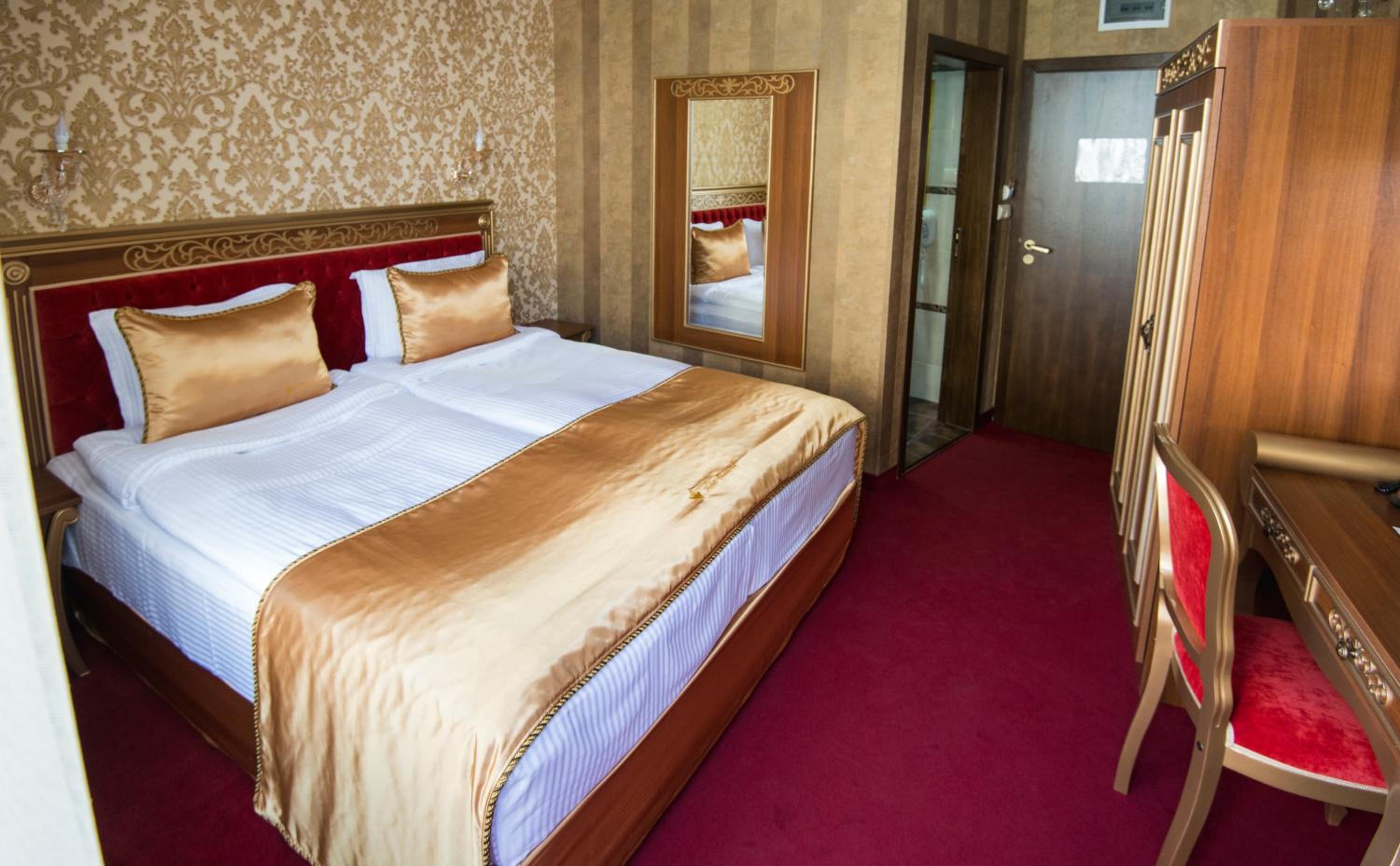 Double or Twin Room with Free Underground Parking - Photo 1