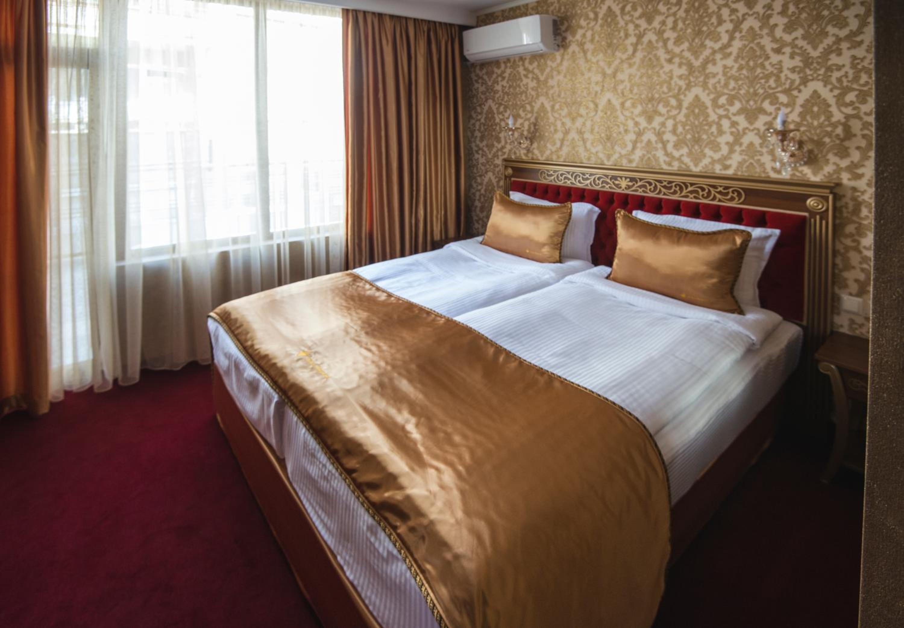 Double or Twin Room with Free Underground Parking - Photo 2