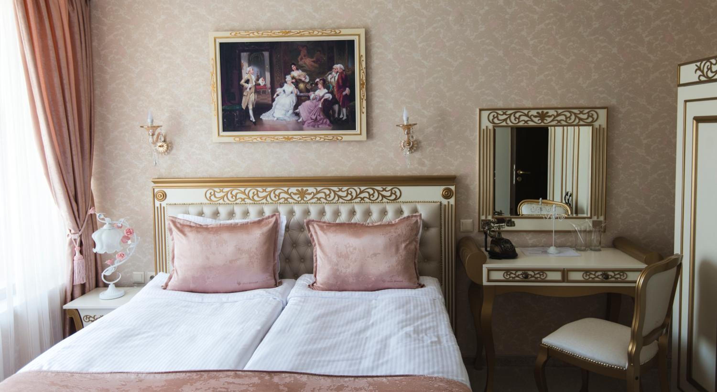 Double or Twin Room with Bath and Free Underground Parking - Photo 1