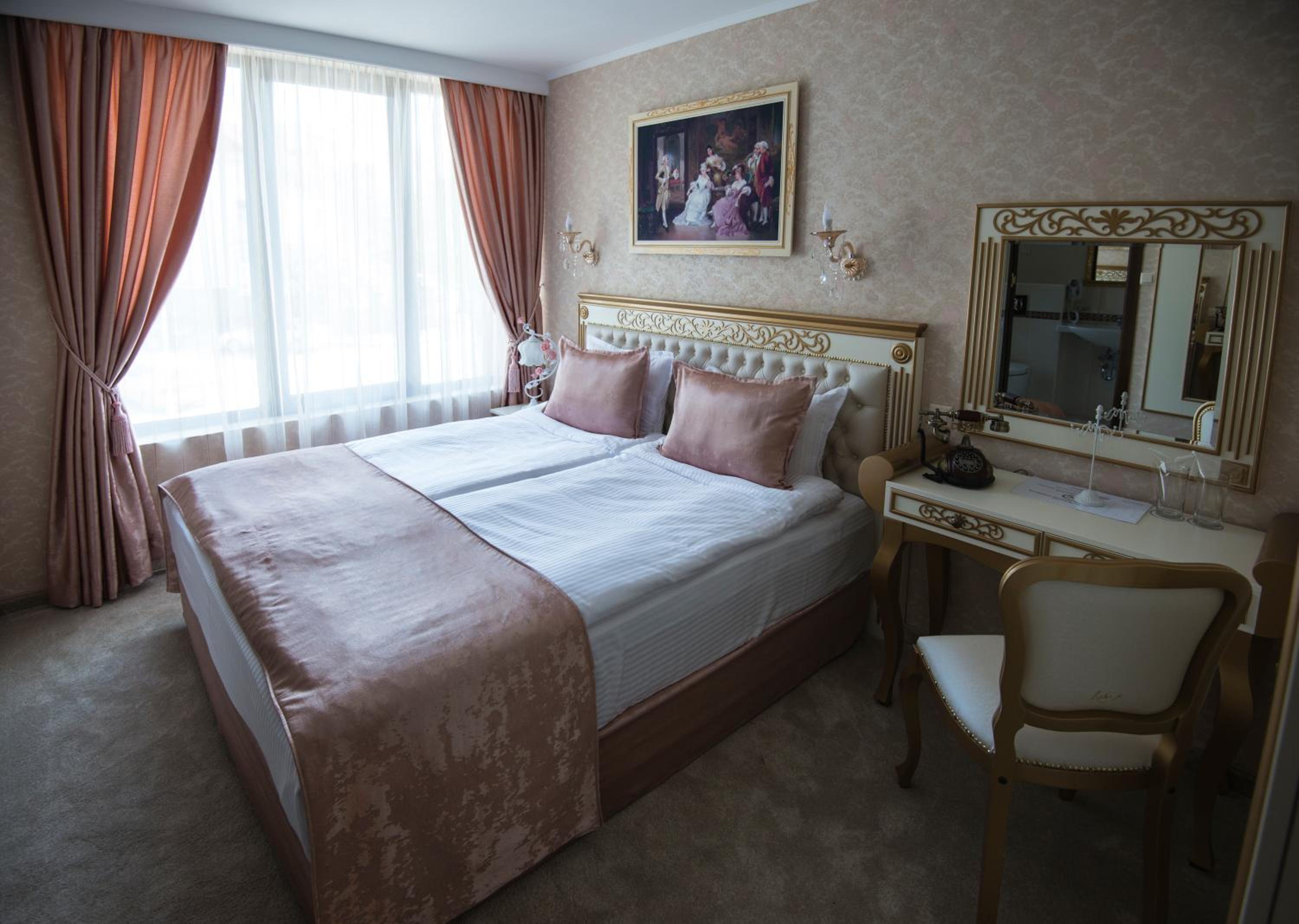Double or Twin Room with Bath and Free Underground Parking - Photo 2