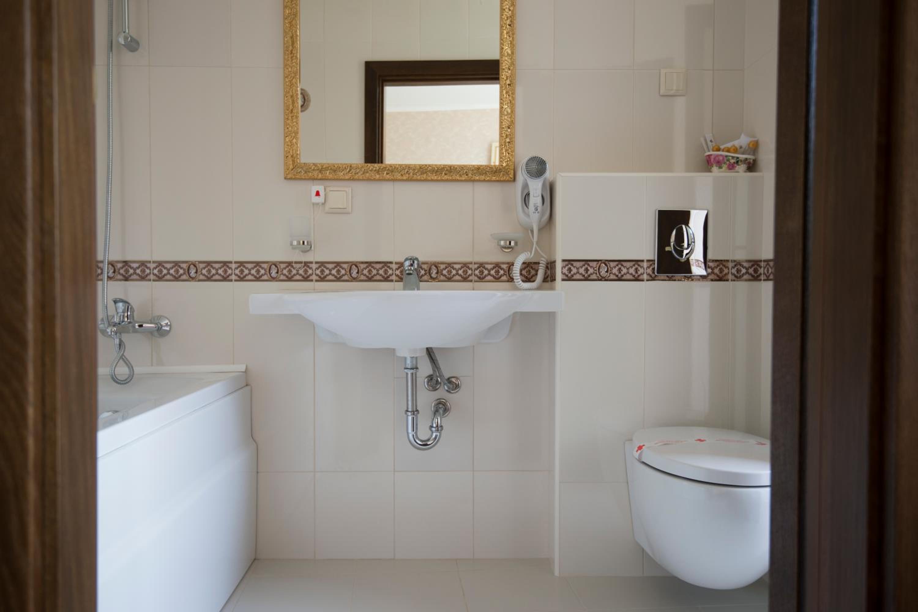Double or Twin Room with Bath and Free Underground Parking - Photo 3