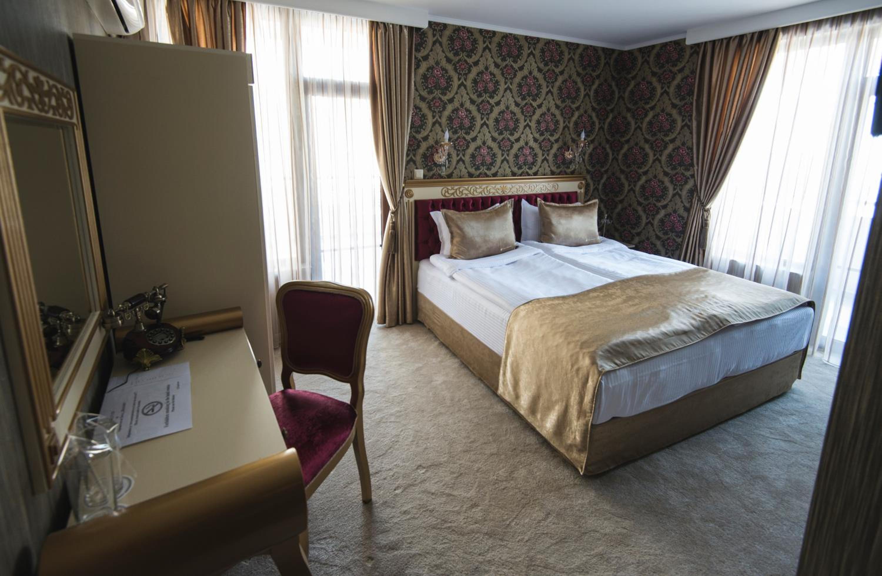 Double or Twin Room with Free Underground Parking - Photo 3
