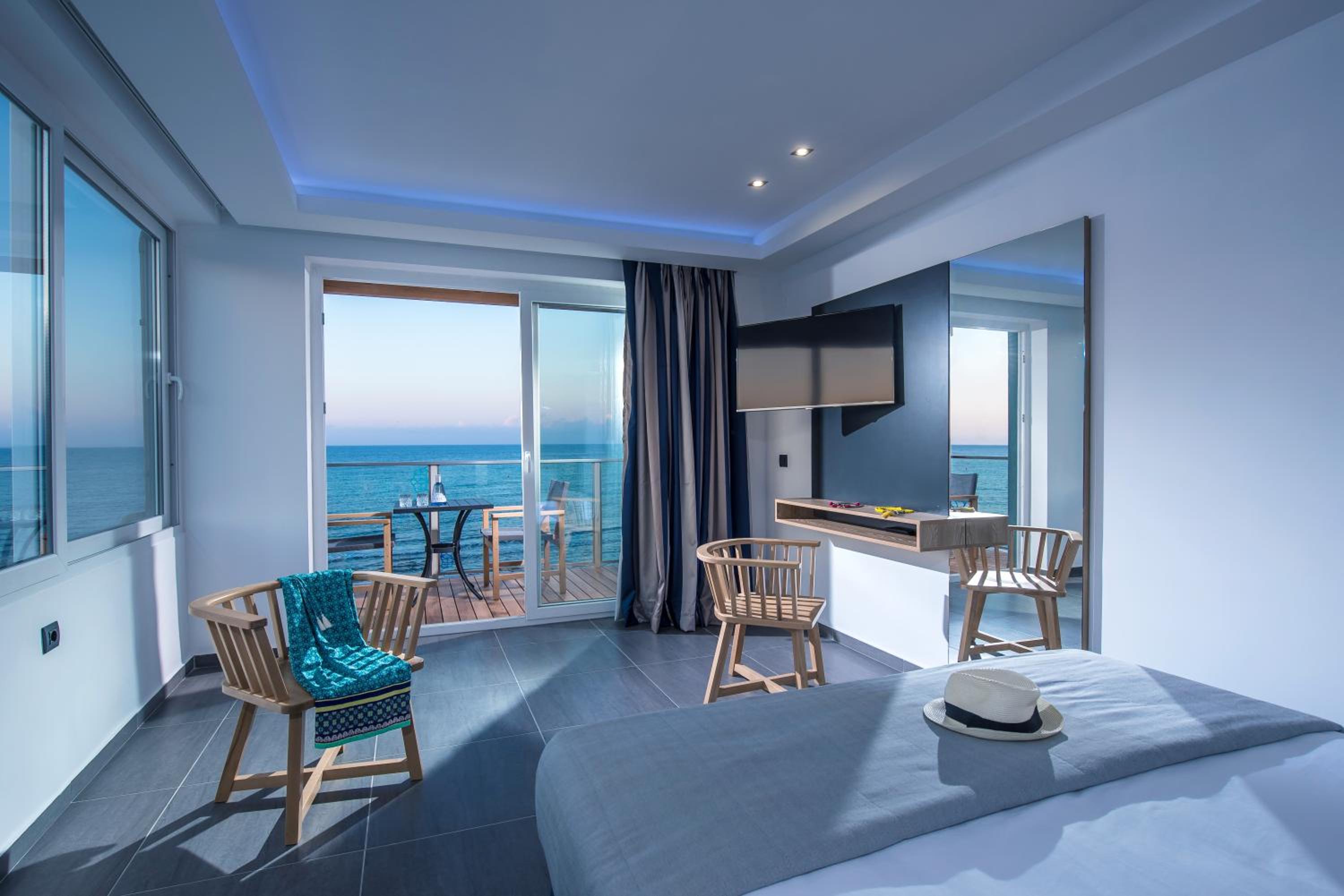 Junior Suite Sea Front photo 3