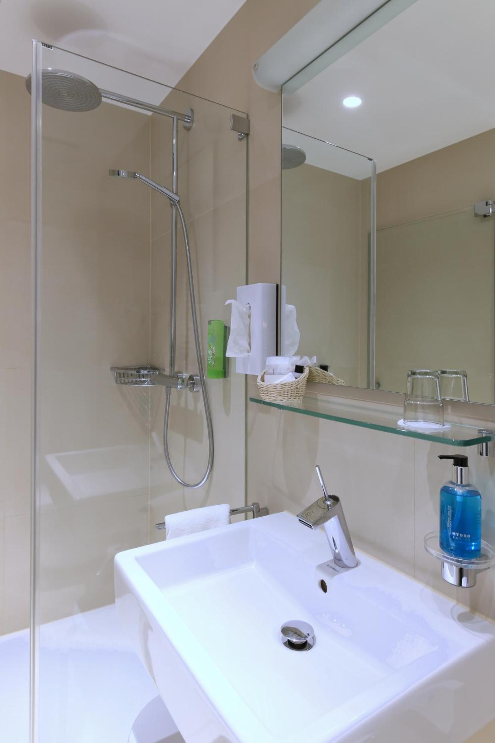 Standard Double Room - Photo 7