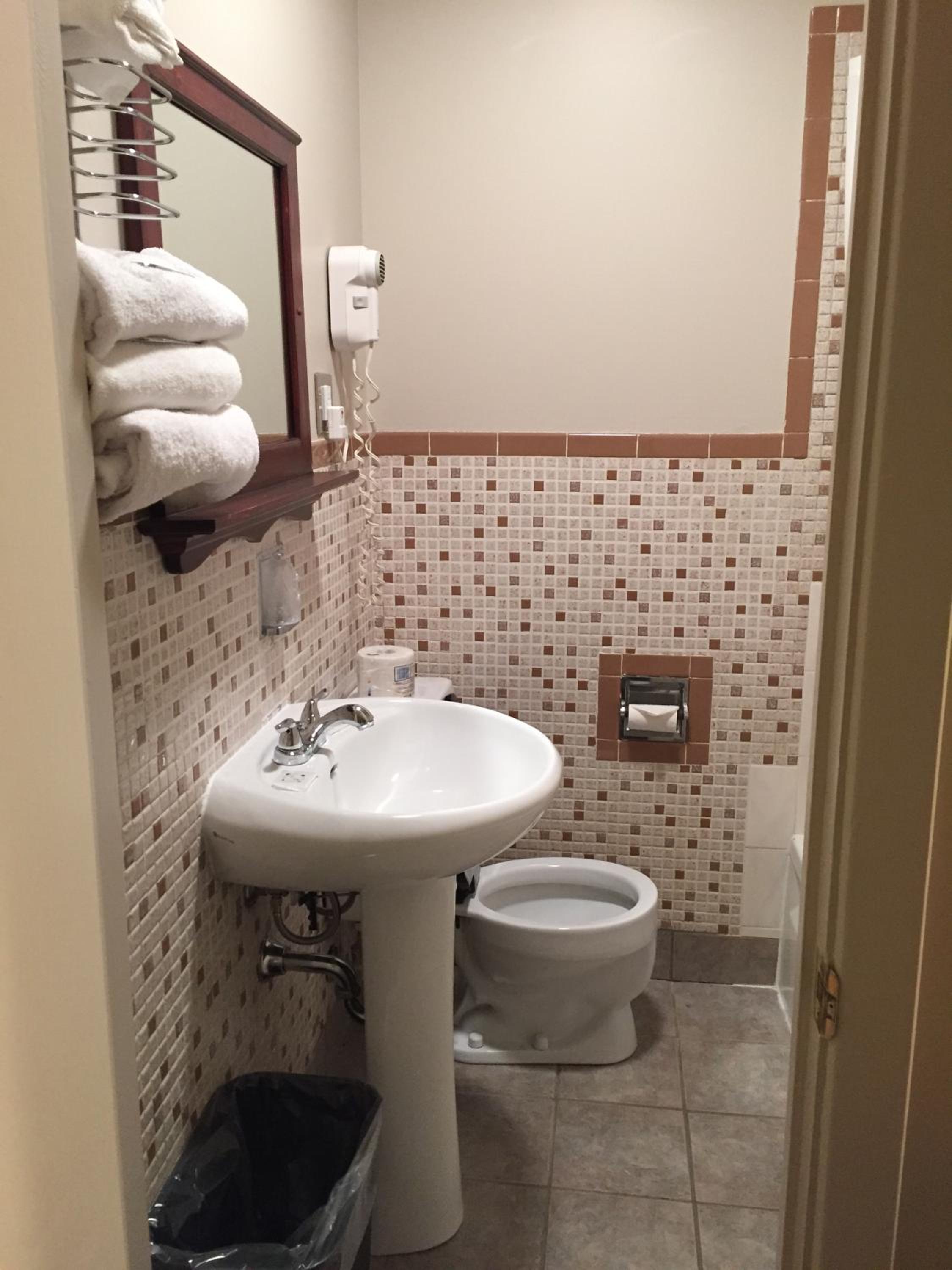 Double Room With One Queen Bed photo 3