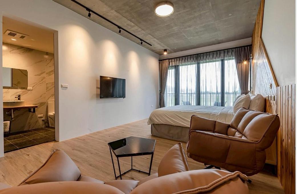 Queen Room with Balcony photo 2