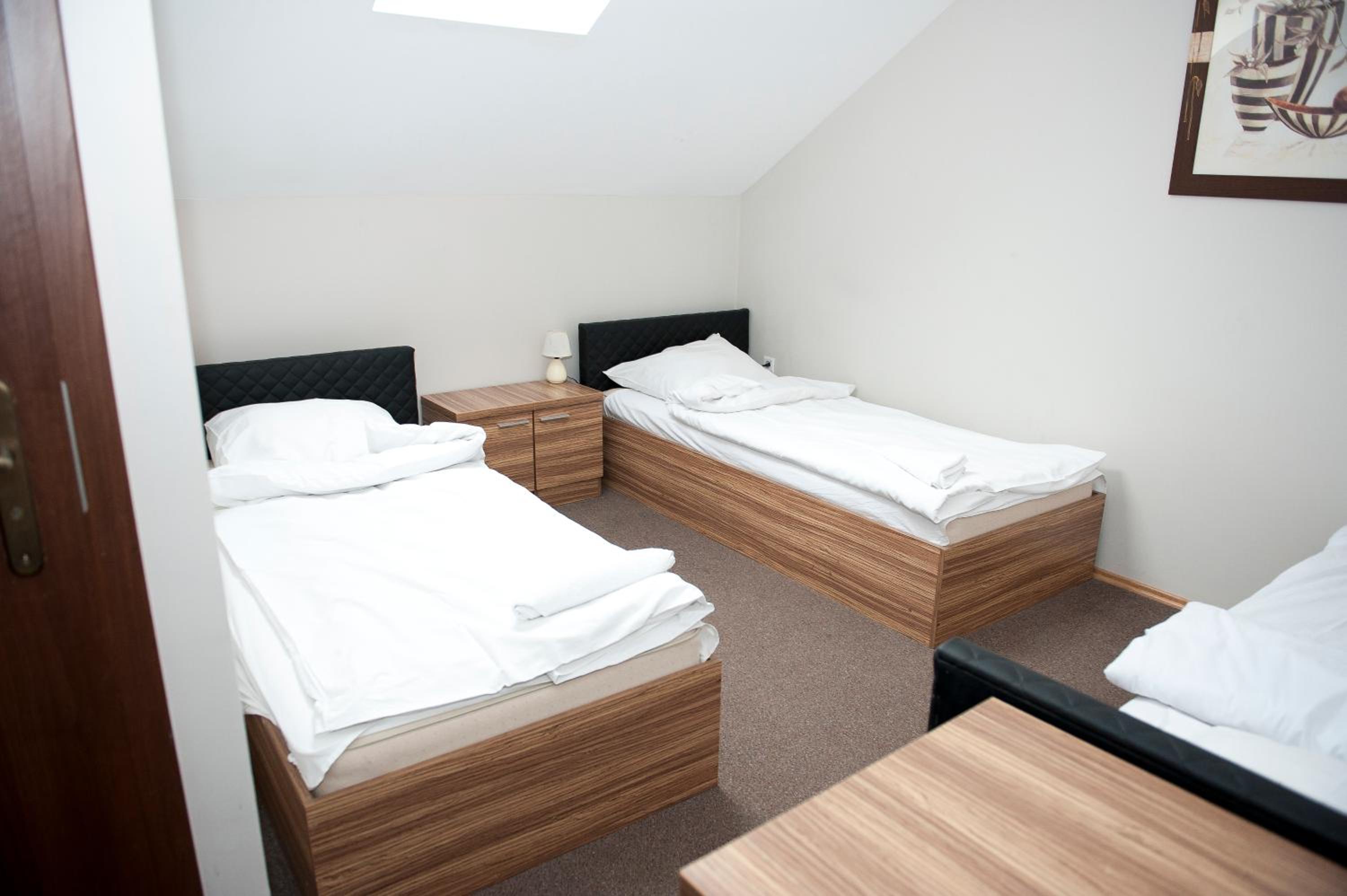 Large Twin Room - Photo 15