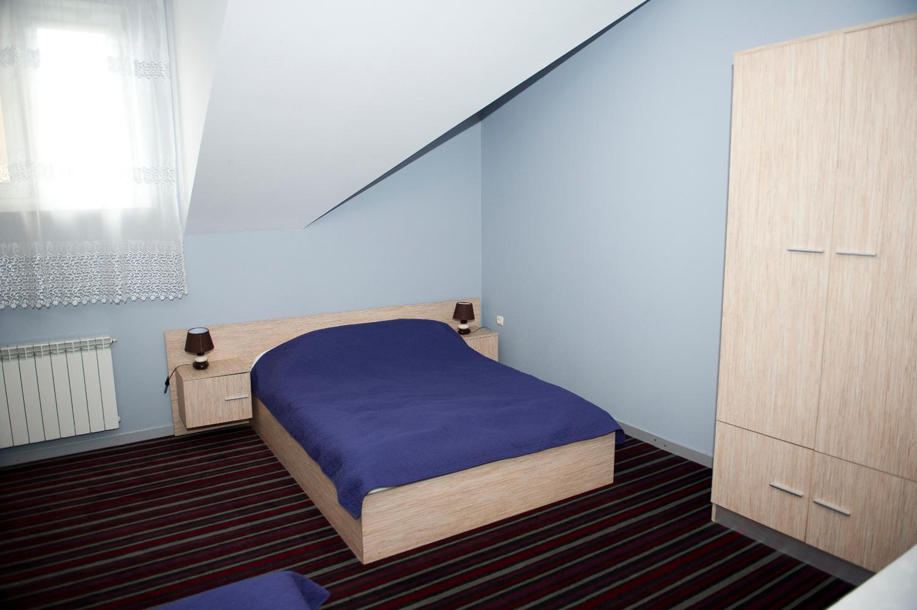 Large Twin Room - Photo 13