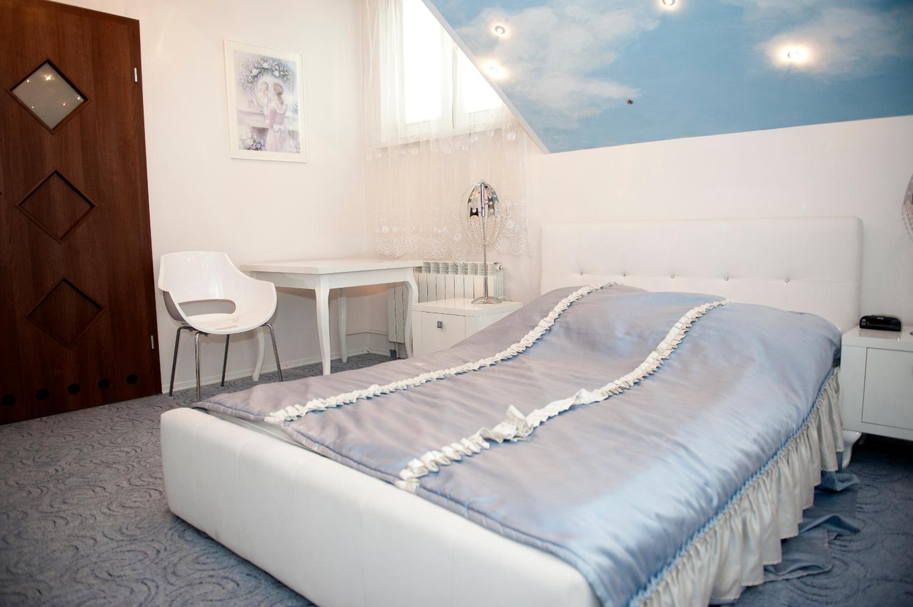 Deluxe Double Room with Bath - Photo 1