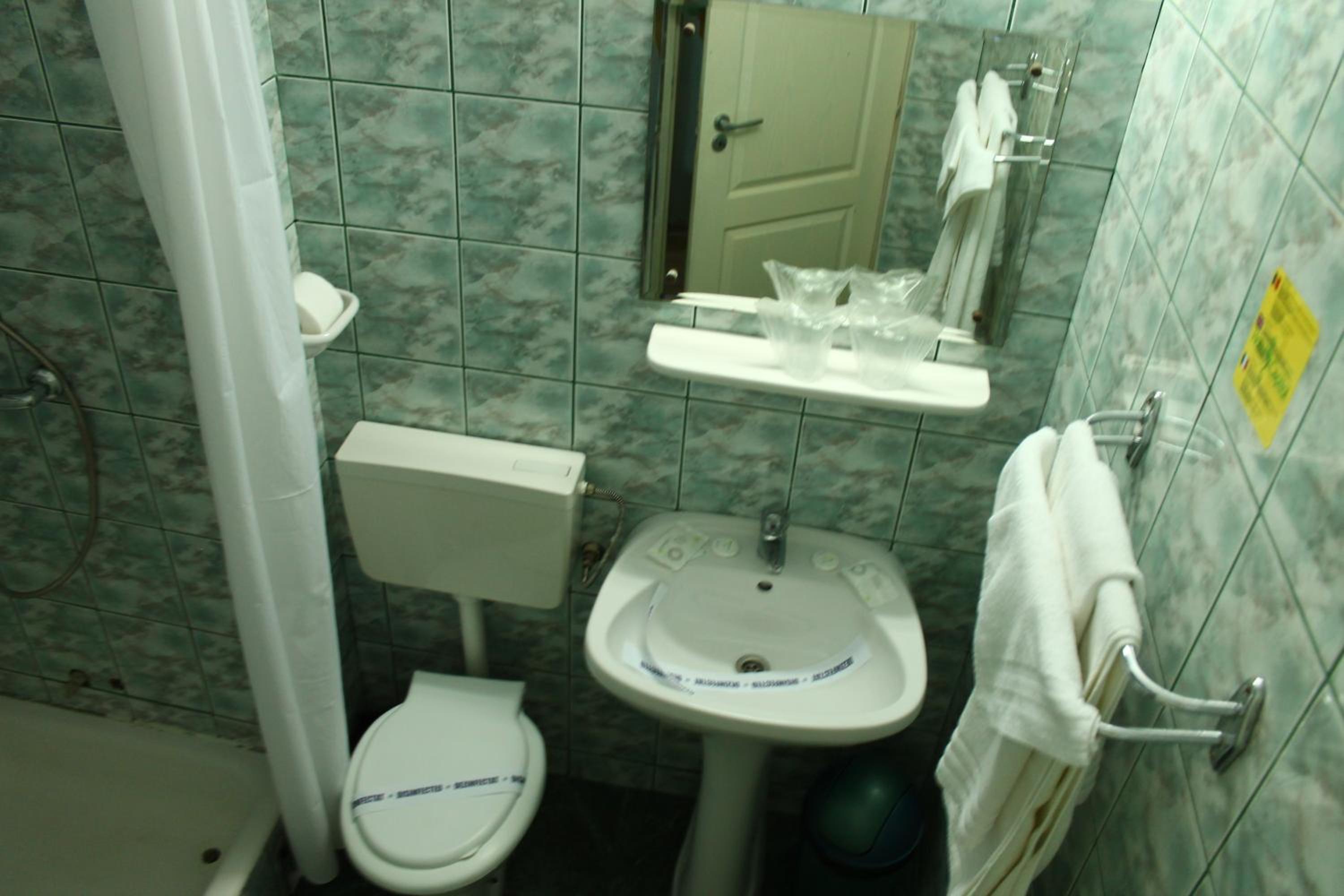 Twin Room with Free Pool Access - Photo 32