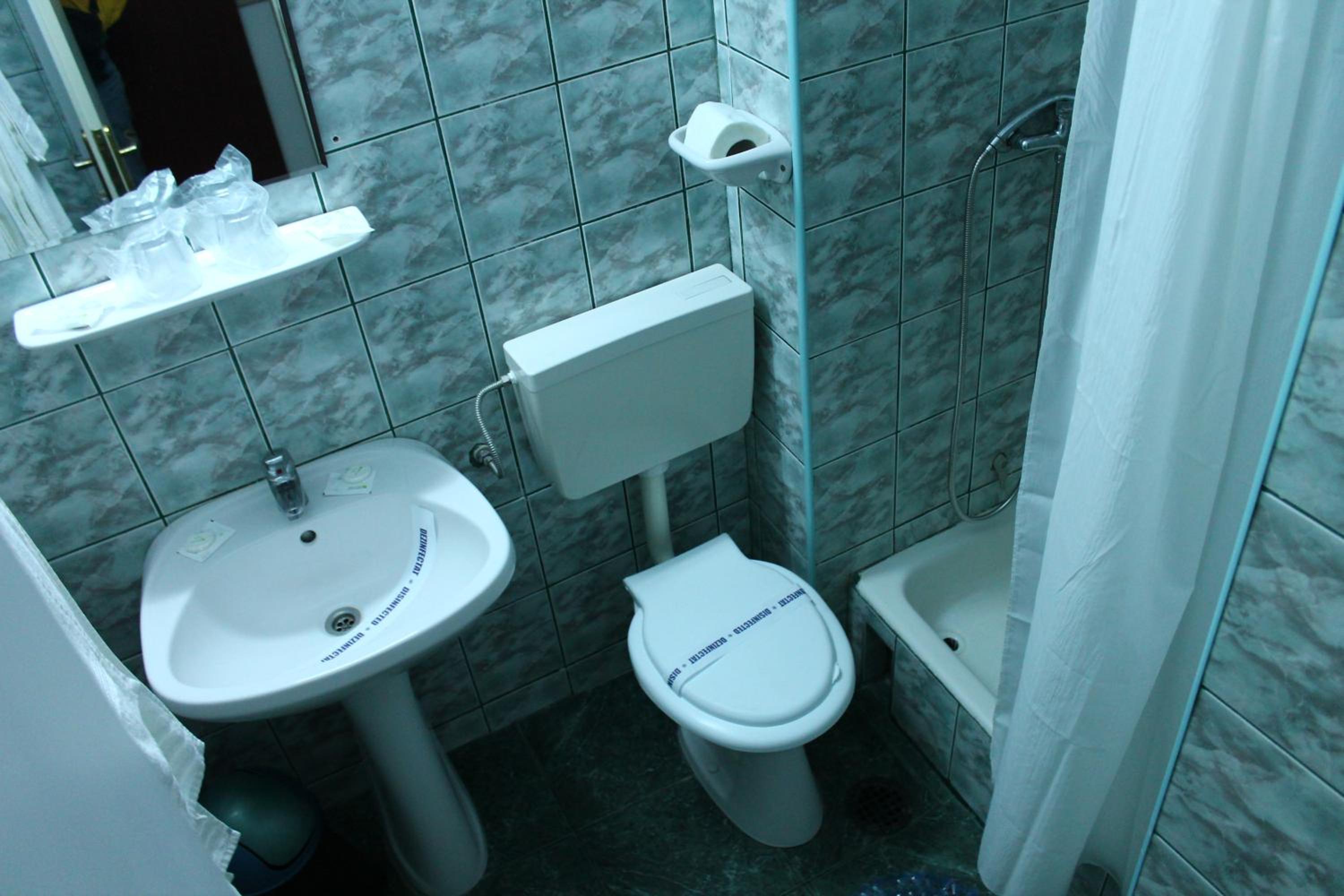 Twin Room with Free Pool Access - Photo 12