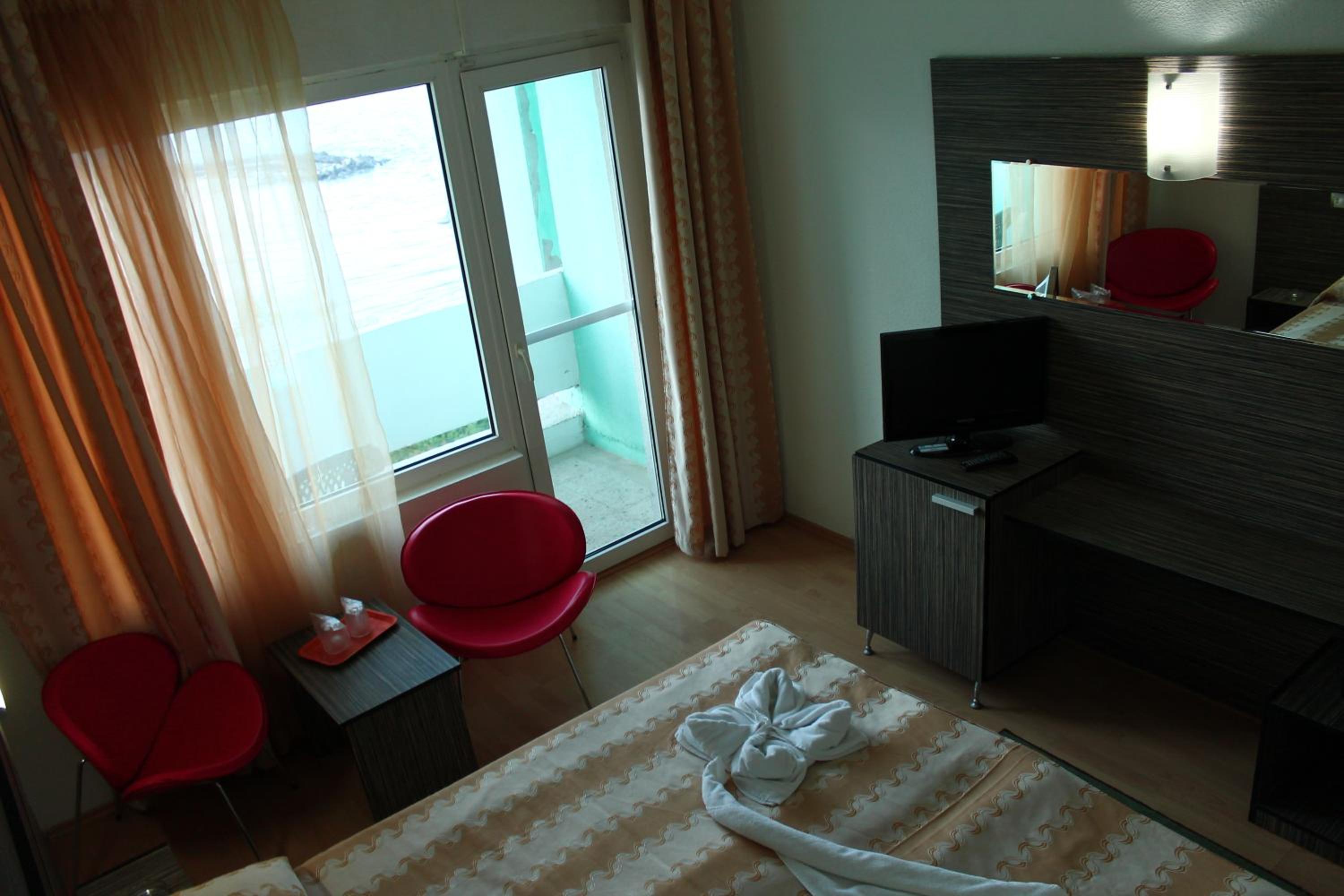Twin Room with Free Pool Access - Photo 13