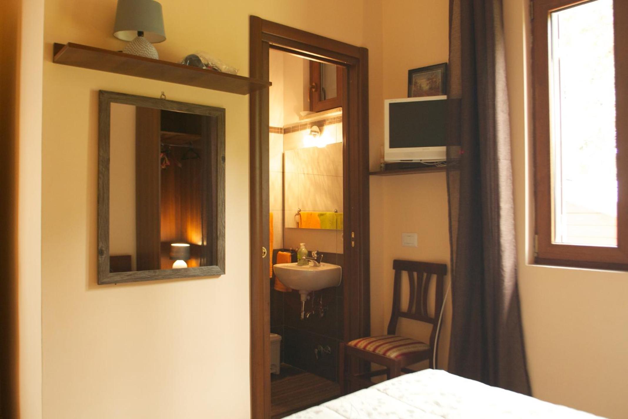 Standard Double Room photo 3