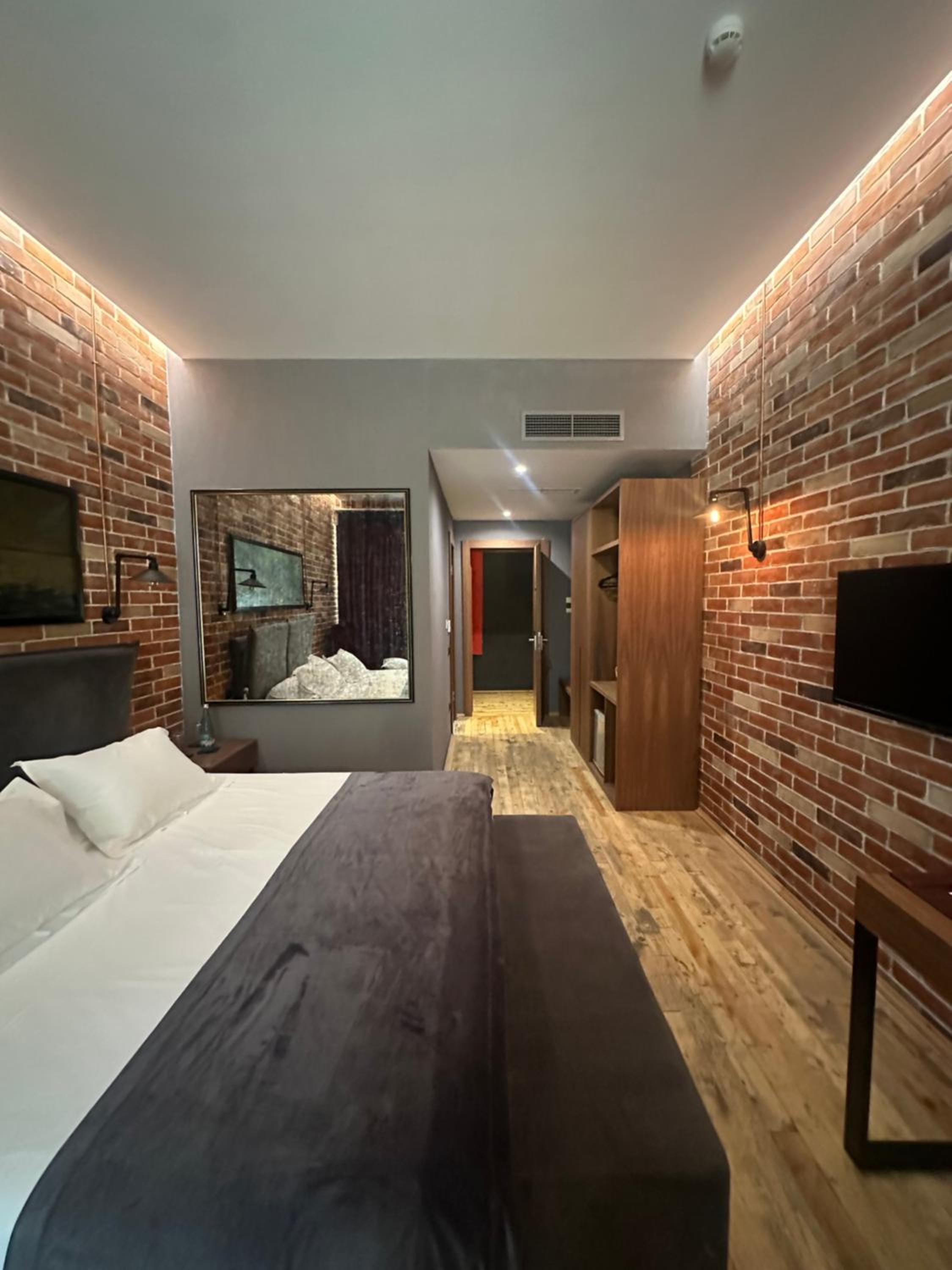 Deluxe Double Room (2 Adults + 1 Child)