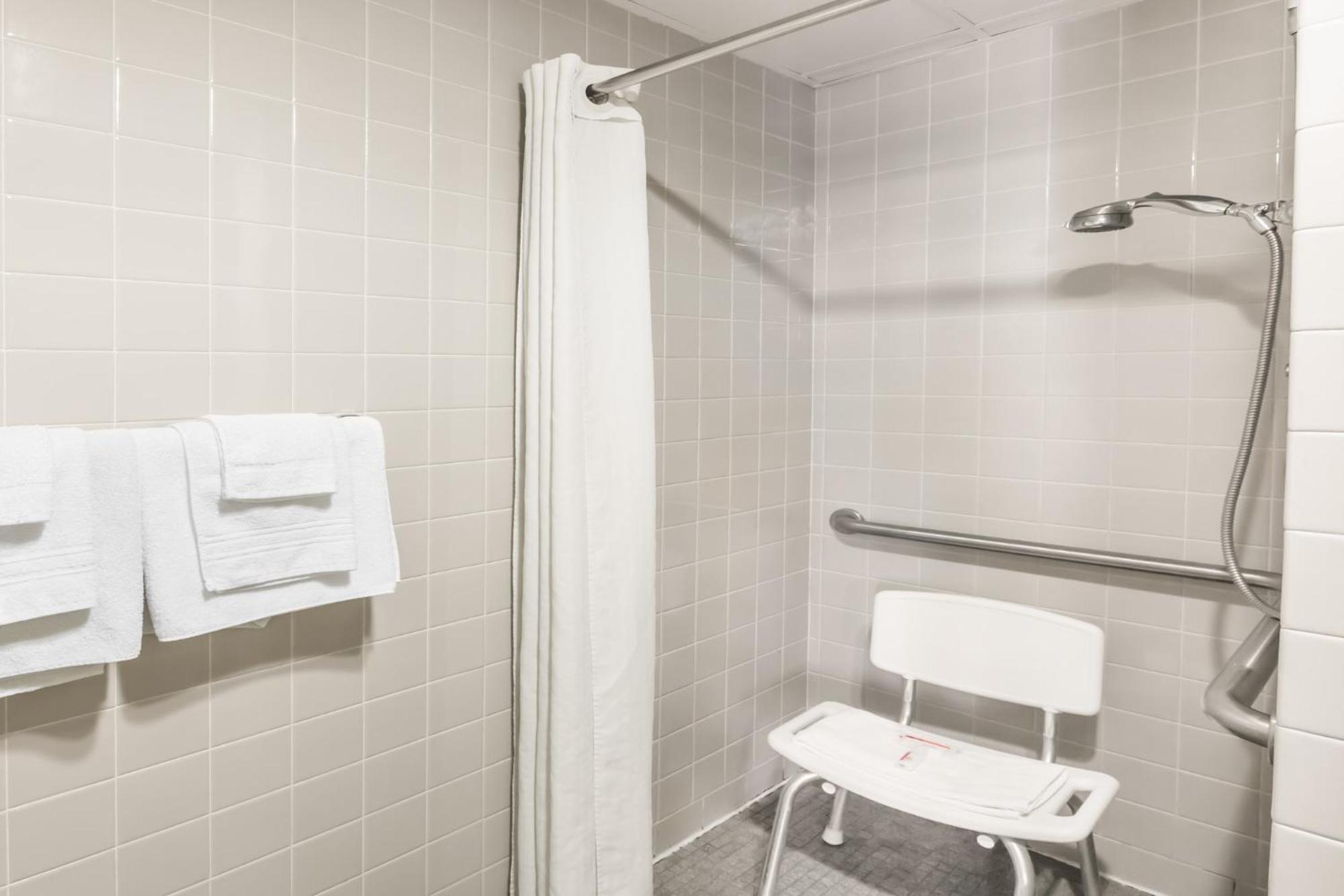 Queen Room with Two Queen Beds - Pet Friendly/Non-Smoking - Photo 2