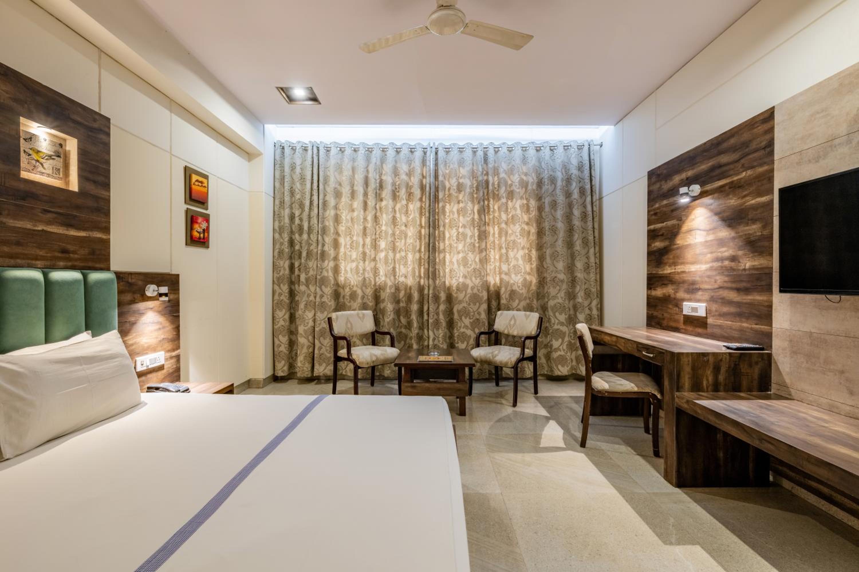 Deluxe King Room - Photo 2