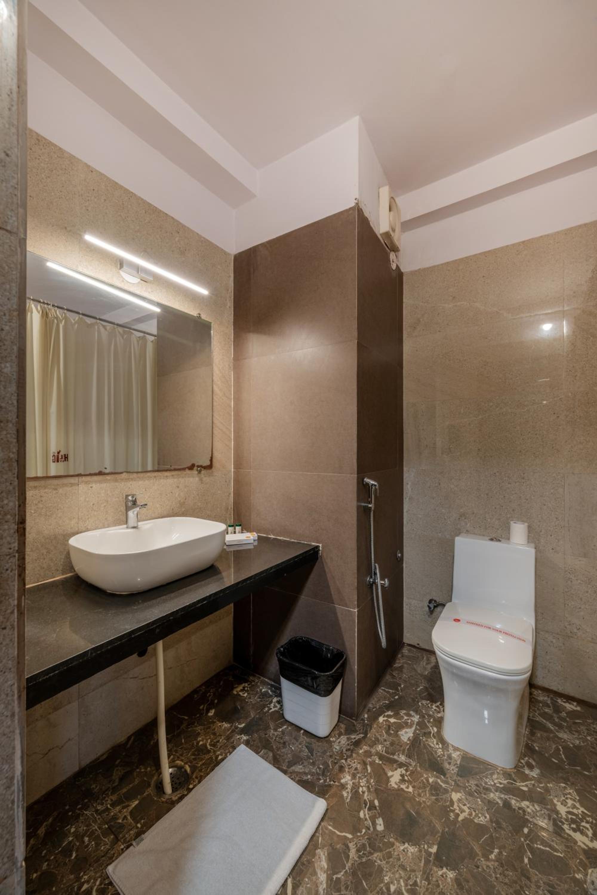 Deluxe King Room - Photo 7