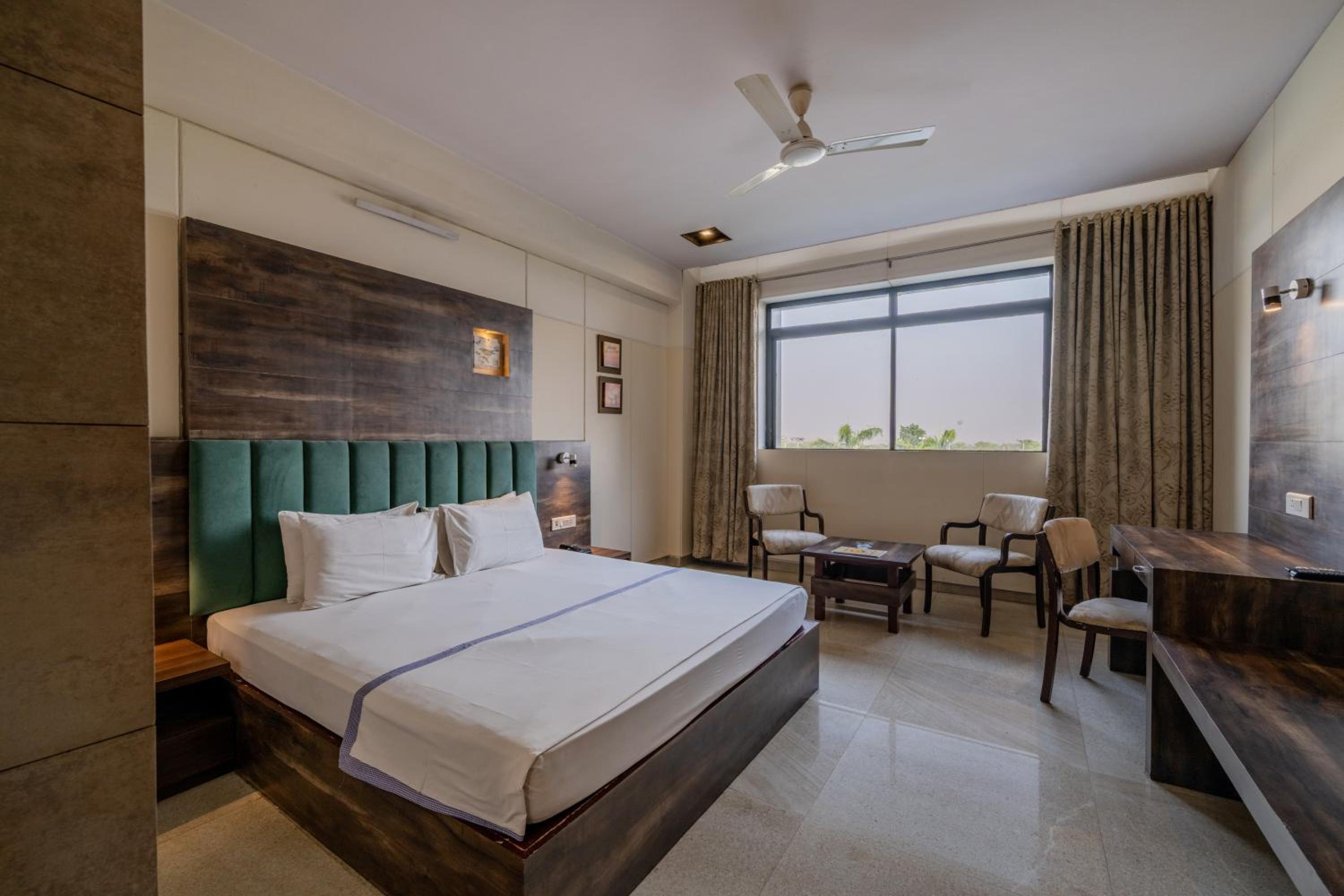 Deluxe King Room - Photo 3